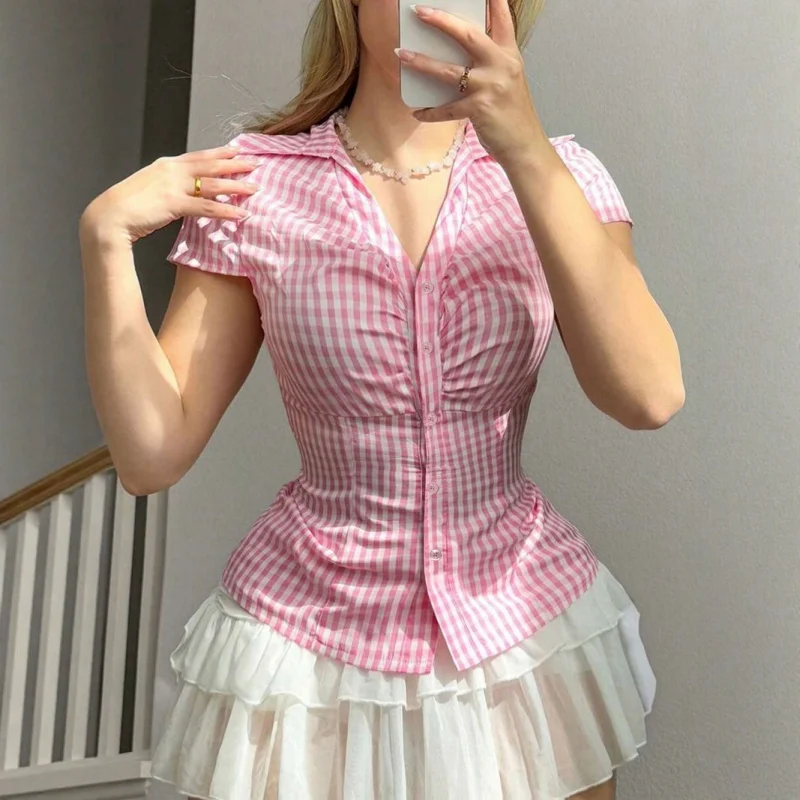 

2025 г. Женская летняя милая приталенная розовая клетчатая рубашка с короткими рукавами, новый уличный топ в стиле Sweet Girl с лацканами и v-образным вырезом спереди на пуговицах