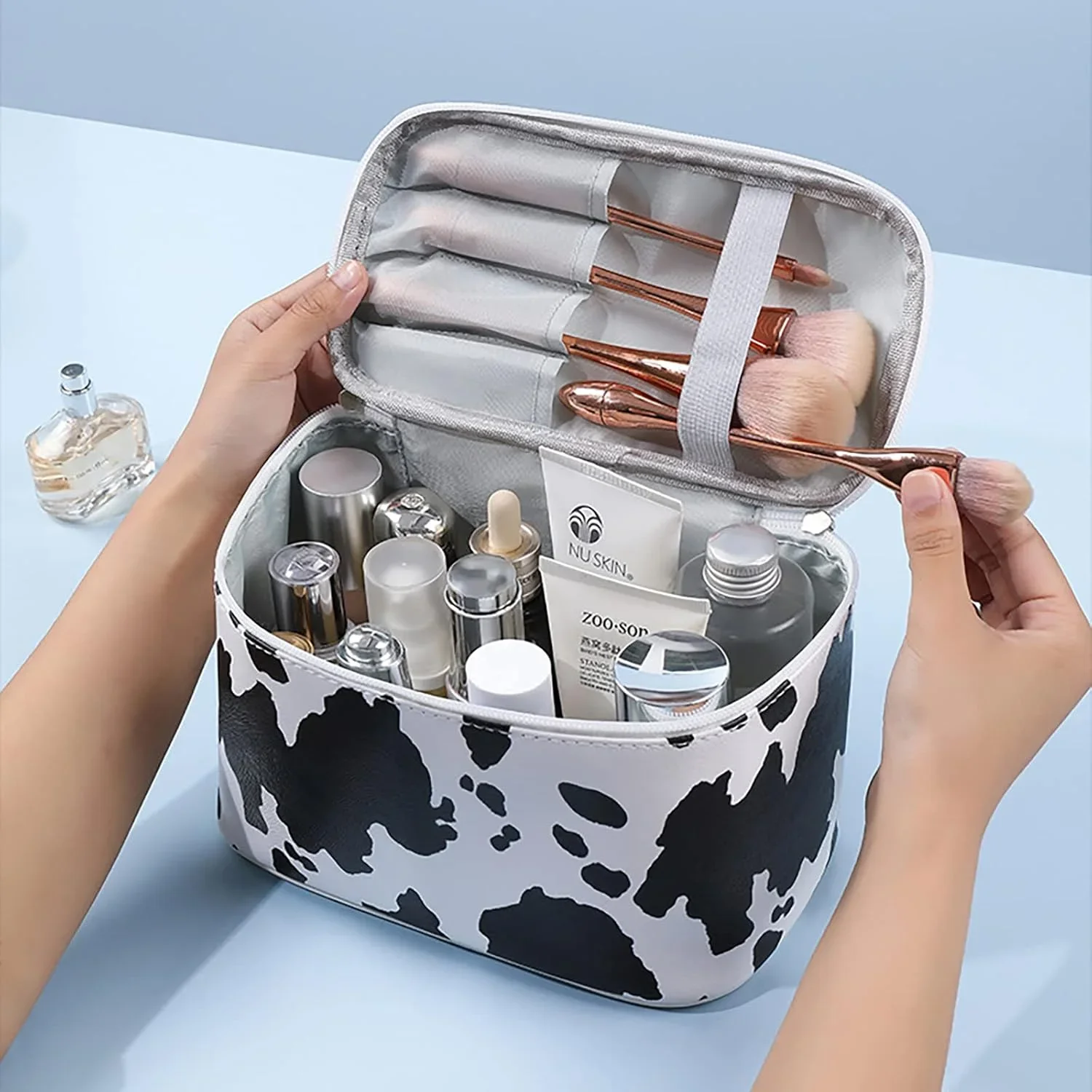 Cow Print Waterproof Makeup Bag – Women’s Travel Toiletry Organizer with Handle, Cows Pattern Cosmetic Storage Pouch