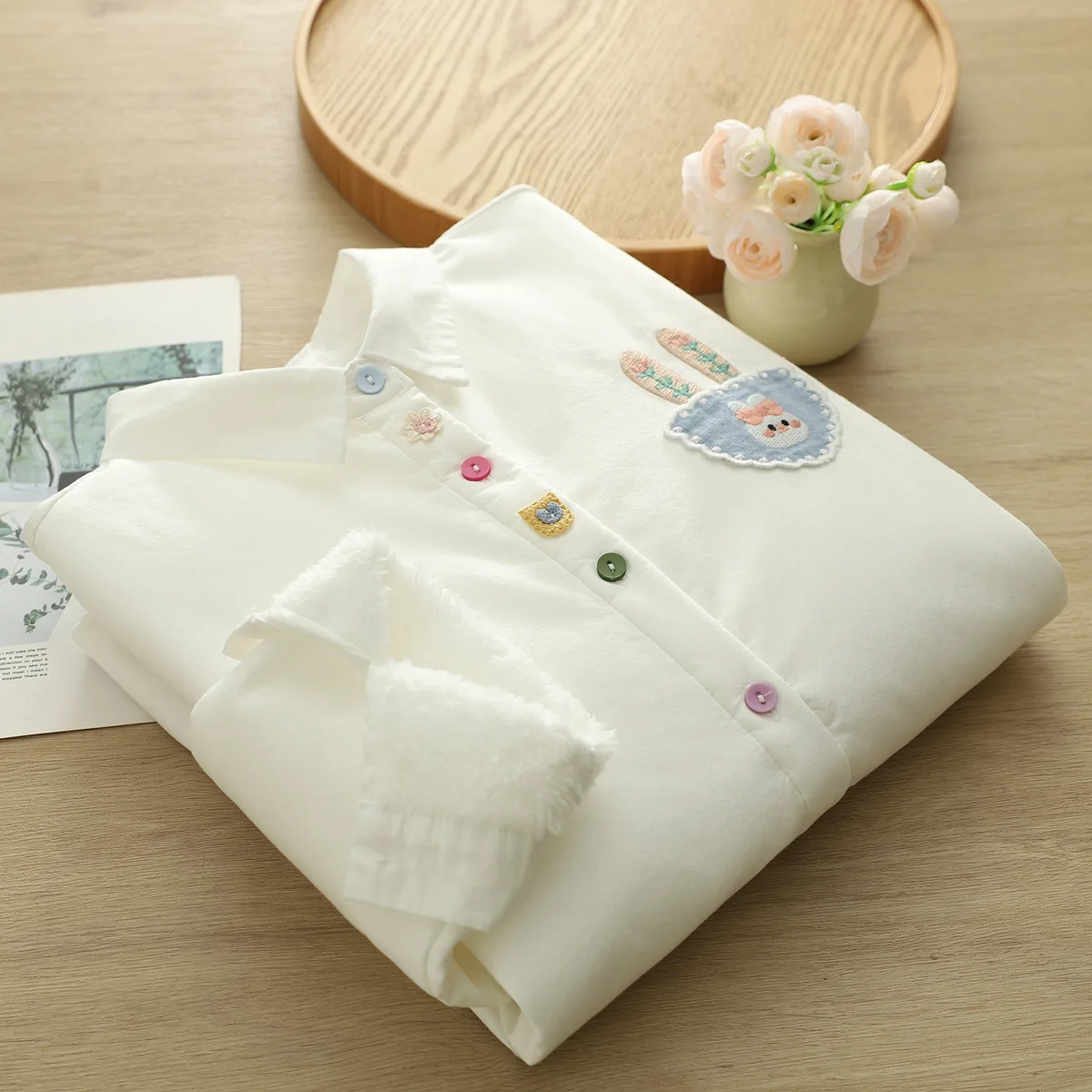 [Gotowy towar] Wysokiej jakości damska bluzka z czystej bawełny, koszula, odmładzająca, z haftem z kreskówkowymi naszywkami, kolorowe zapięcie, polarowe topy