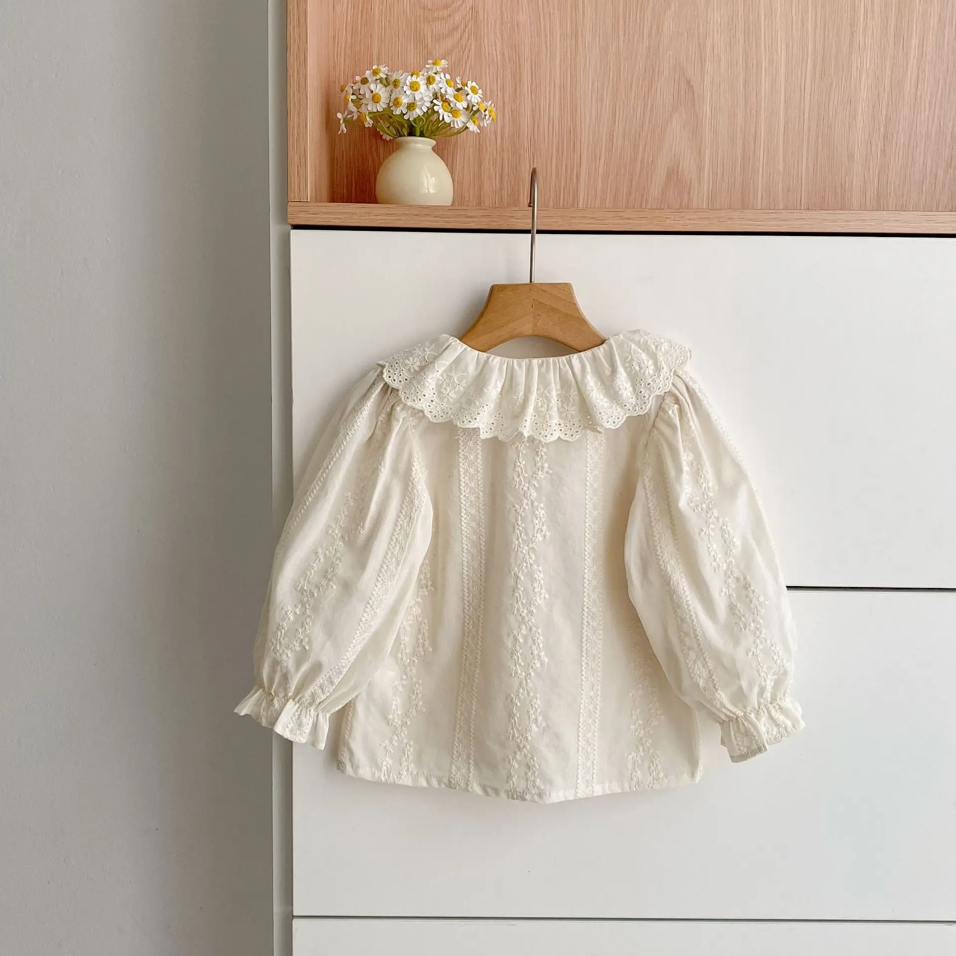 Kleinkind Mädchen Spitzenbluse mit Peter-Pan-Kragen, Vintage-Stickerei, Langarm-Rüschenmanschette, Süße Kinder-Oberteile für Frühling und Herbst – Detail 4