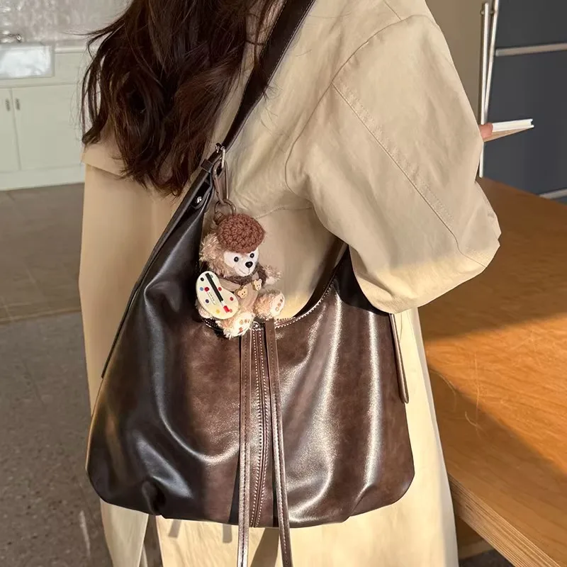 

Ретро кофейно-коричневая простая большая сумка женская кожаная строчка большая вместительная сумка на плечо женская кряква модные сумки подмышками 2025