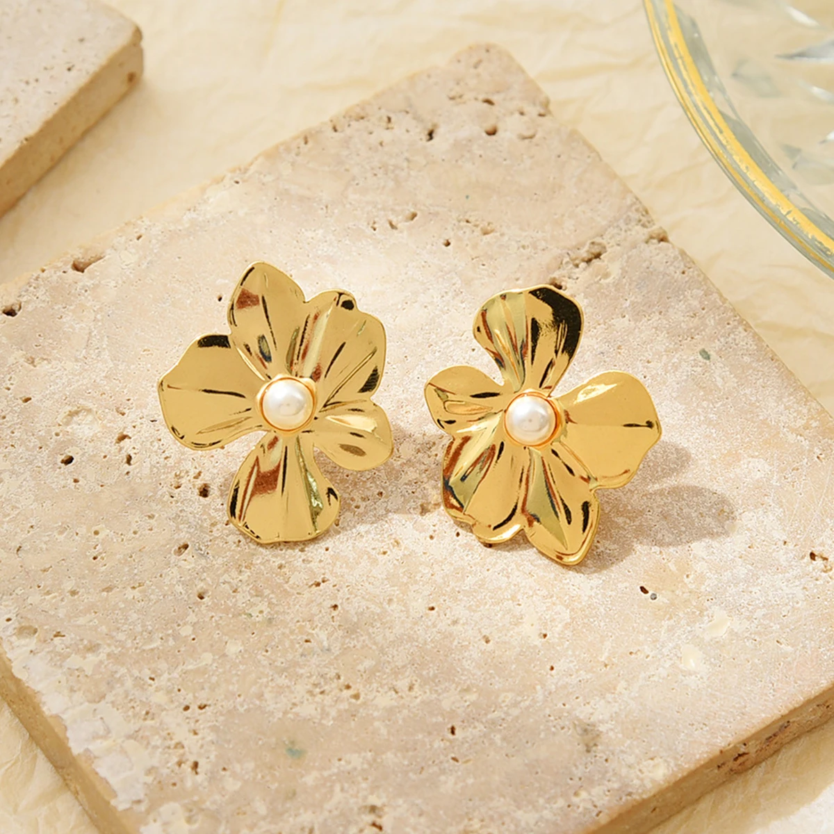 

Exquisite Flower & Pearl Stud Earrings for Women High-End Trendy Wedding Jewelry Female Gift