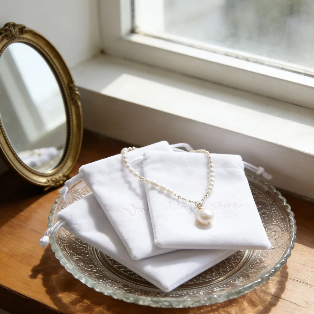 

100Pcs Custom Logo Debossed White Velvet Bags Charms Earrings Bracelet Jewelry Packaging Bags Wedding Drawstring Gift Pouches