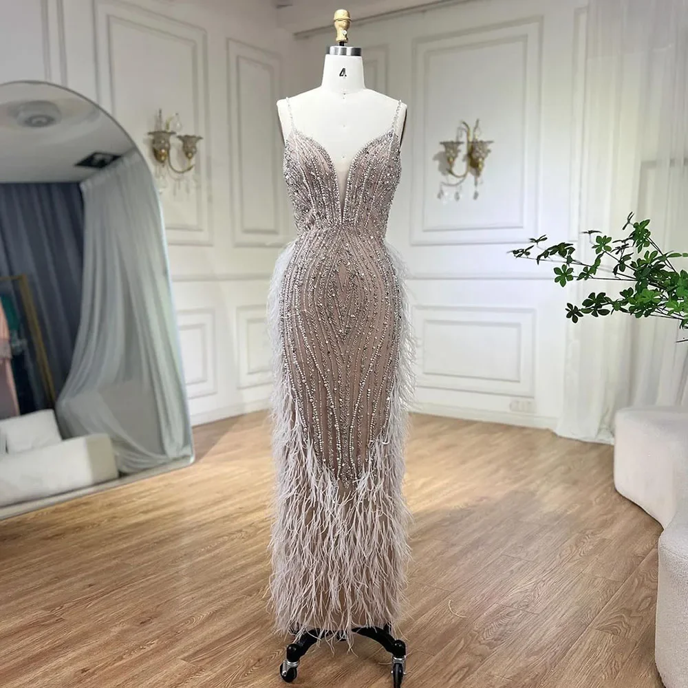 فساتين سهرة بحورية البحر بيضاء عارية من Serene Hill مع ريش مطرز وأكمام كيب للحفلات LA72047A مخصصة 2025