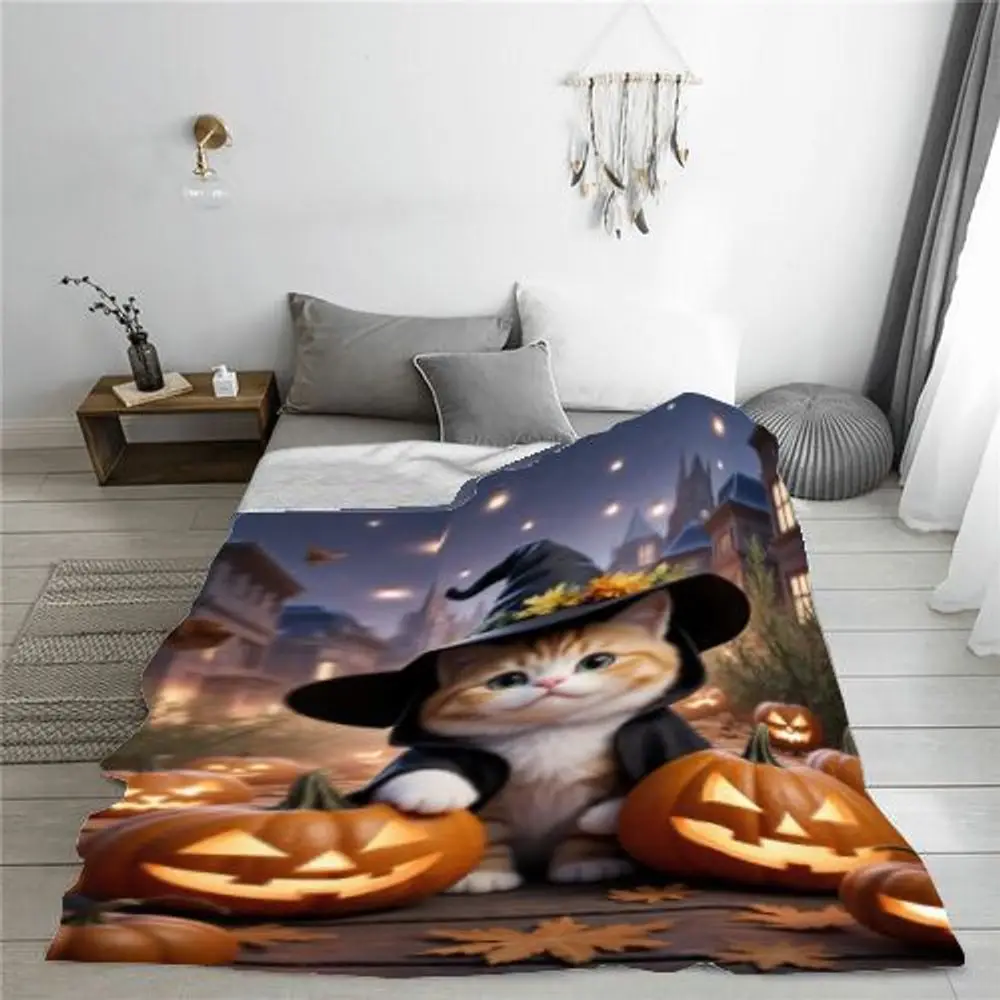 Charmant oranje en wit katje met heksenhoed en Jack-o'-lantaarns - Gezellig Halloween-decor met feestelijke lichtslingers, M