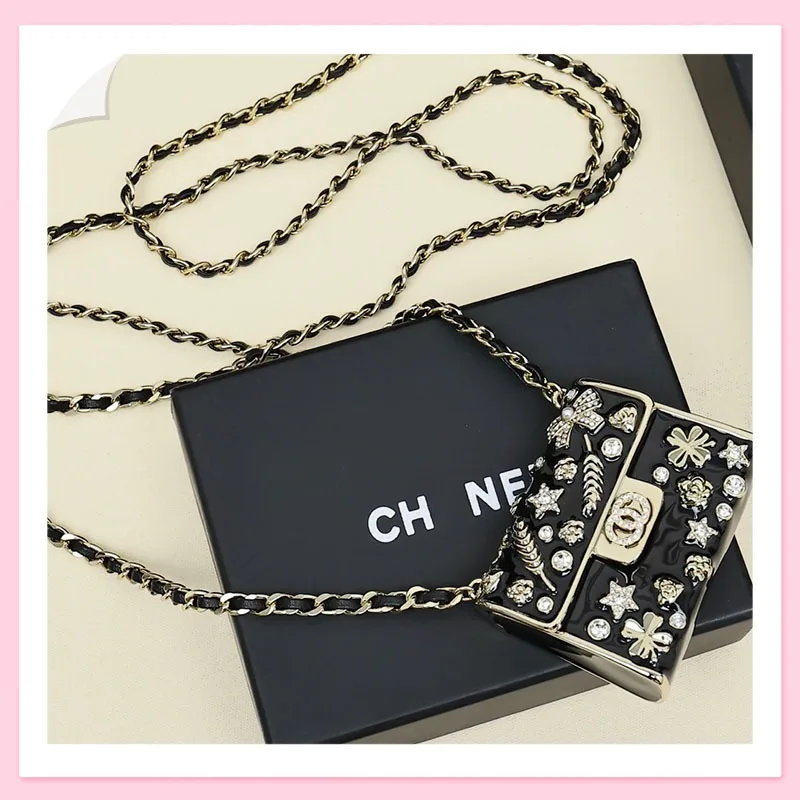 

Новая мини-сумка-мессенджер с декором в виде камелий, звезд, перьев, кристаллов и других элементов повседневной моды.