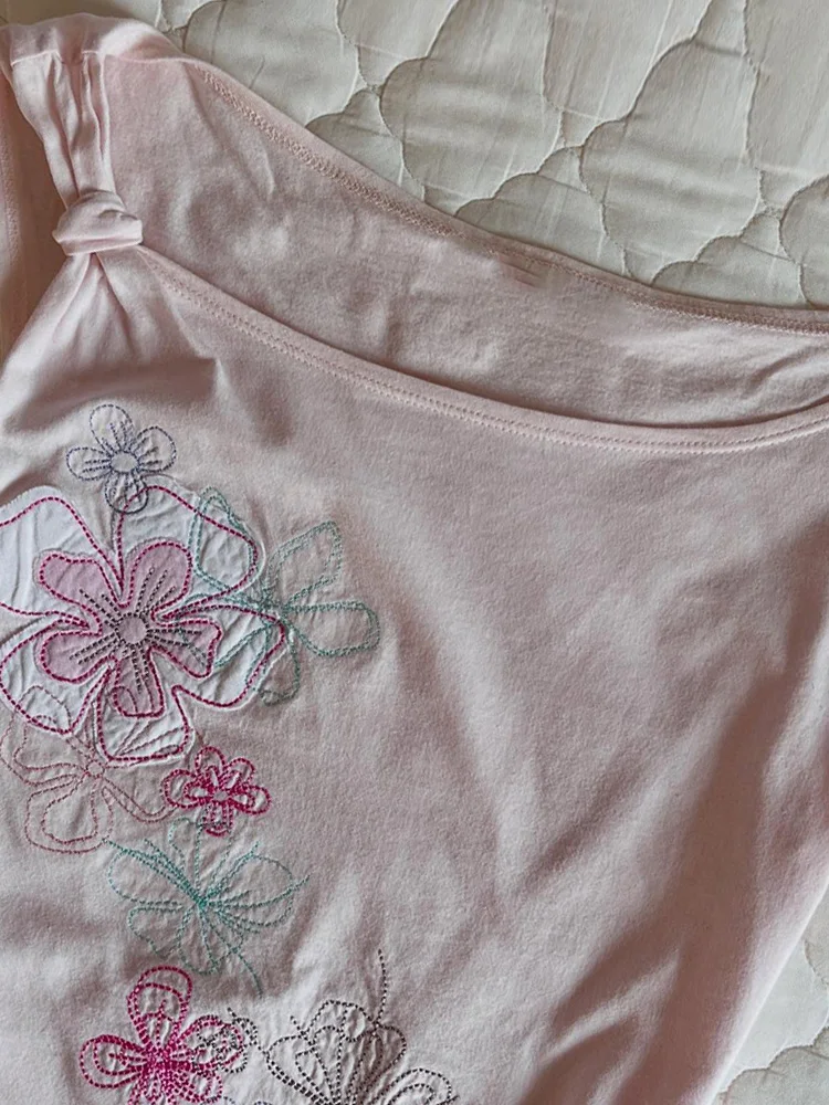 플로럴 오리지널 레트로 유니크 아름다운 어깨 노출 핑크 슬림핏 반팔 티셔츠 여성 니치 디자인 여름 코튼 캐주얼 탑