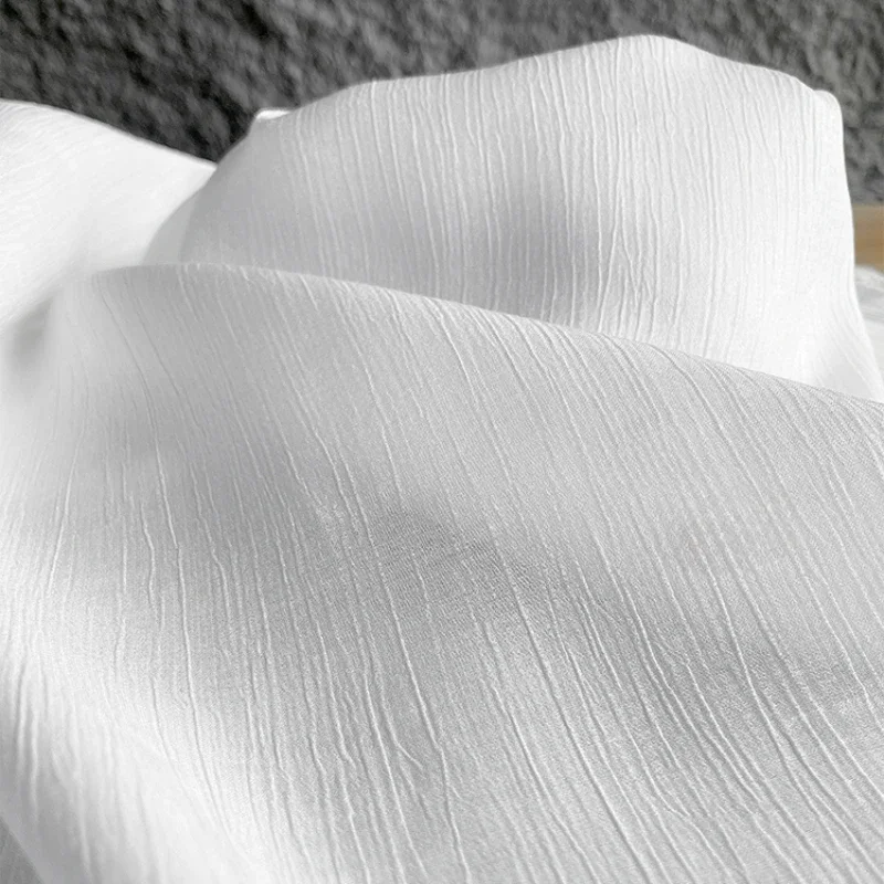 

Текстура серии Плиссированная ткань Полосатая мягкая блестящая поверхность Креативное платье Дизайнерская ткань одежды