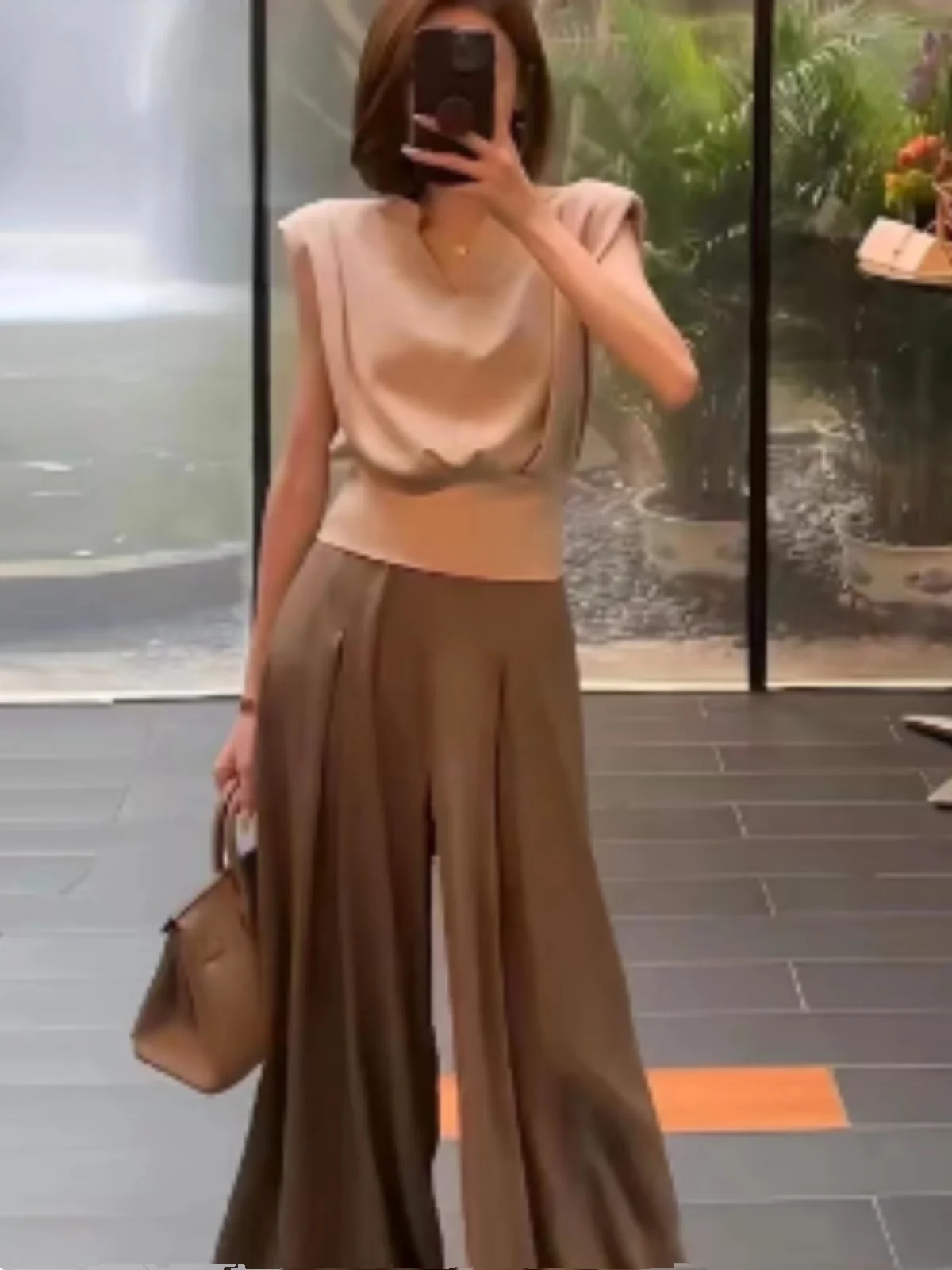 

Модный комплект из двух предметов: брюки с широкими штанинами и топ (длинный/короткий рукав) из высококачественного полиэстера для женщин.