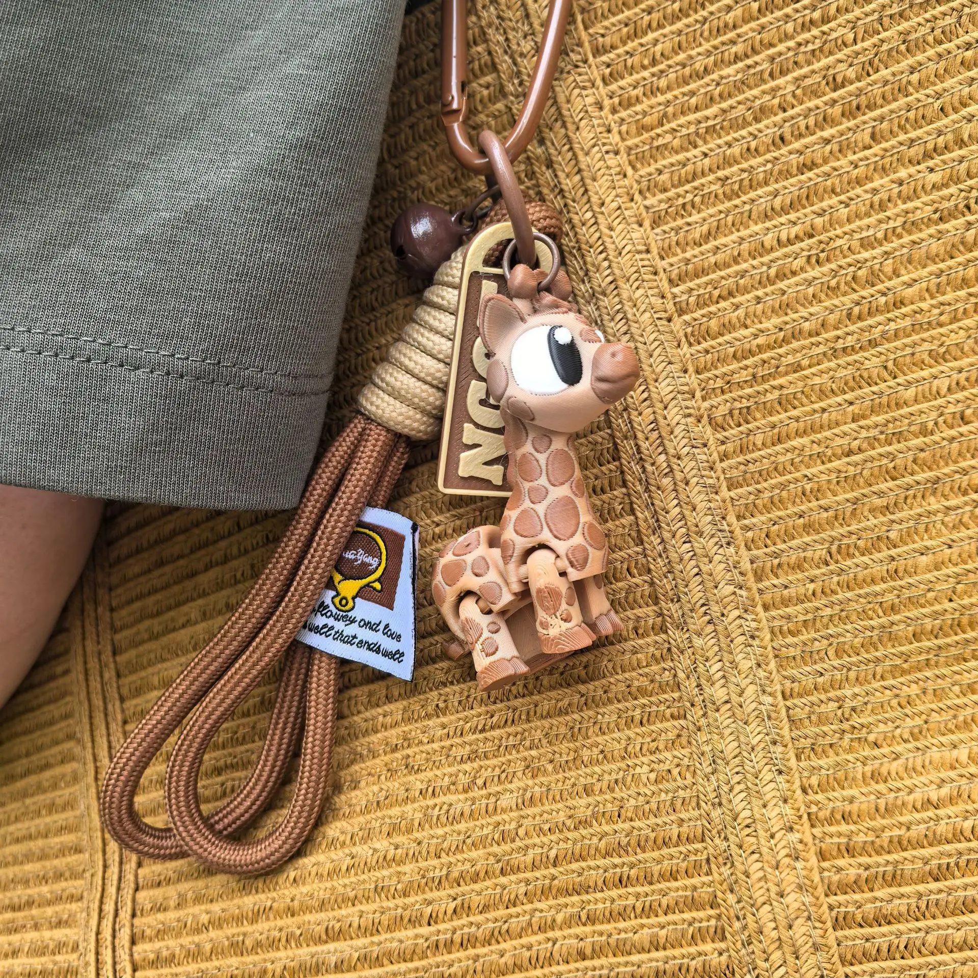 3D Printed Articulated Giraffe Resin Keychain with Paracord Lanyard and Carabiner Clip Cute Animal Bag Charm Hanging Toy Gift