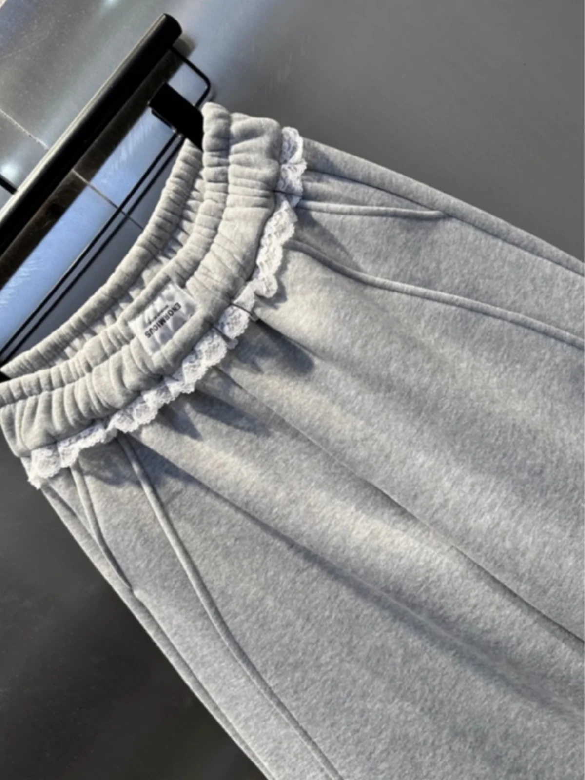 بنطلون كاجوال نسائي بتطريز دانتيل، سميك للخريف والشتاء، تصميم جديد فضفاض يُنحف الجسم، على الطراز الكوري بخصر عالٍ وأرجل واسعة