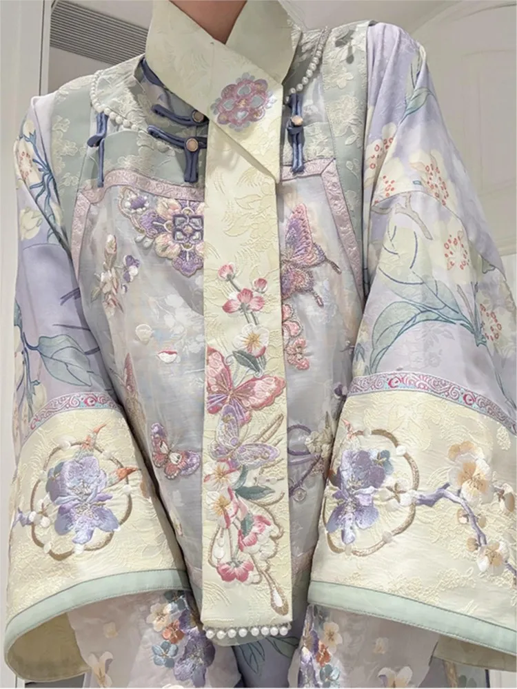 Un gilet di garza completamente ricamato da donna da lavoro Hanfu viola con abito in stile tradizionale cinese stampato