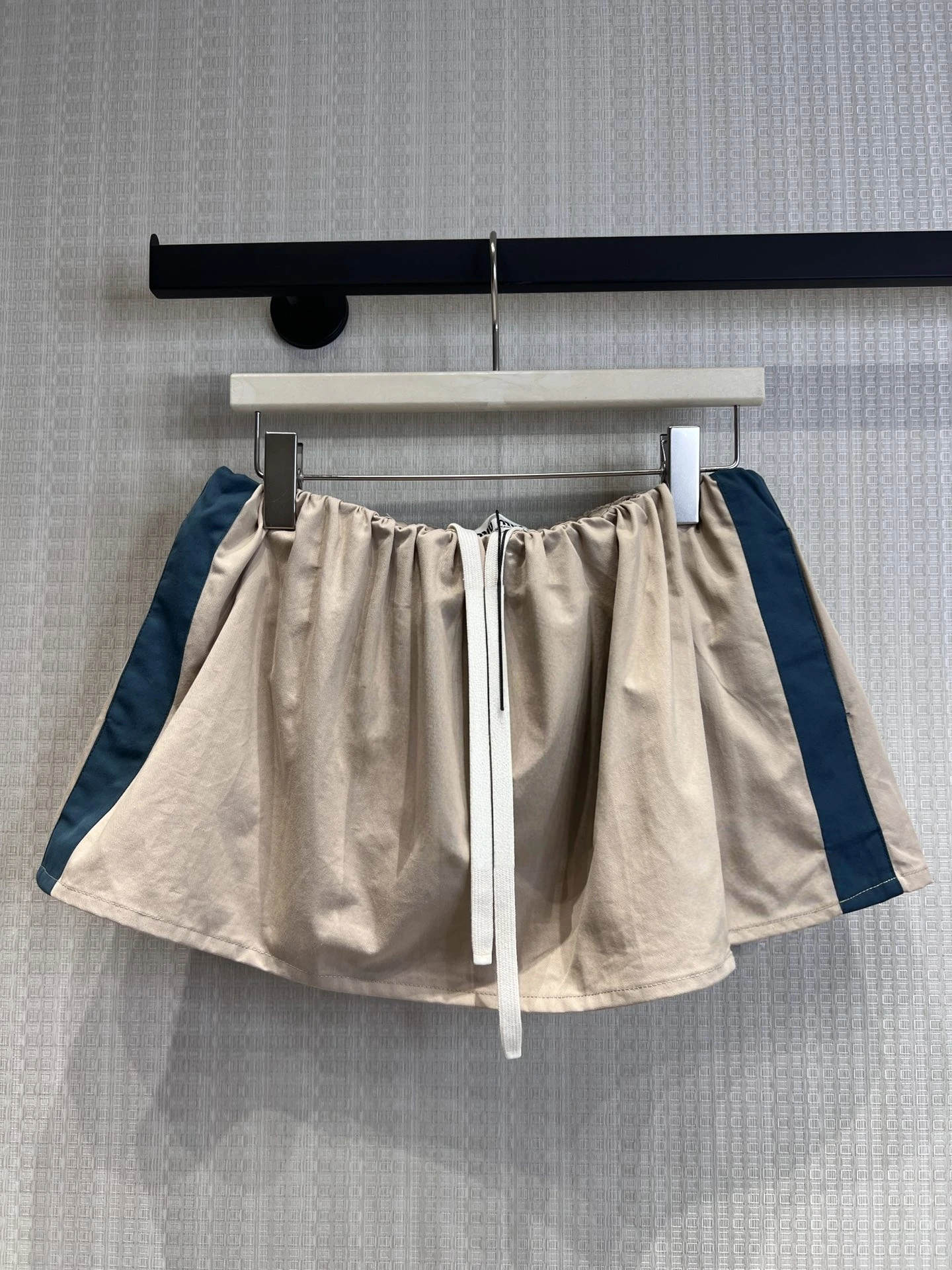 

Женская юбка А-силуэта с боковыми полосками, цветными блоками, эластичным поясом на шнурке, со встроенными шортами от просвечивания, весна 2026, полиэстер...