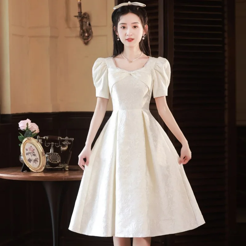 Vestido blanco de gama alta, nuevo registro de licencia para mujer, estilo diario, cuello cuadrado francés, vestido blanco ajustado, novia de tamaño pequeño