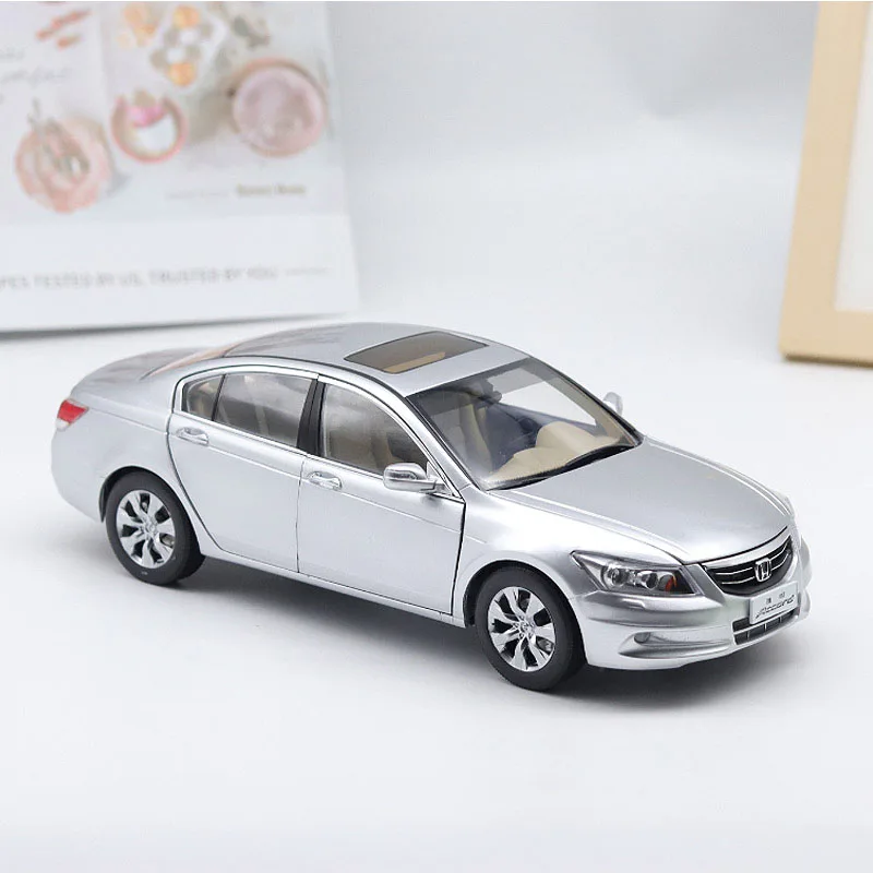 Diecast 1:18 Scale Accord 8.5 Generation Simulation Alloy Car Model Collectible Toy Gift Souvenir Display Ornaments