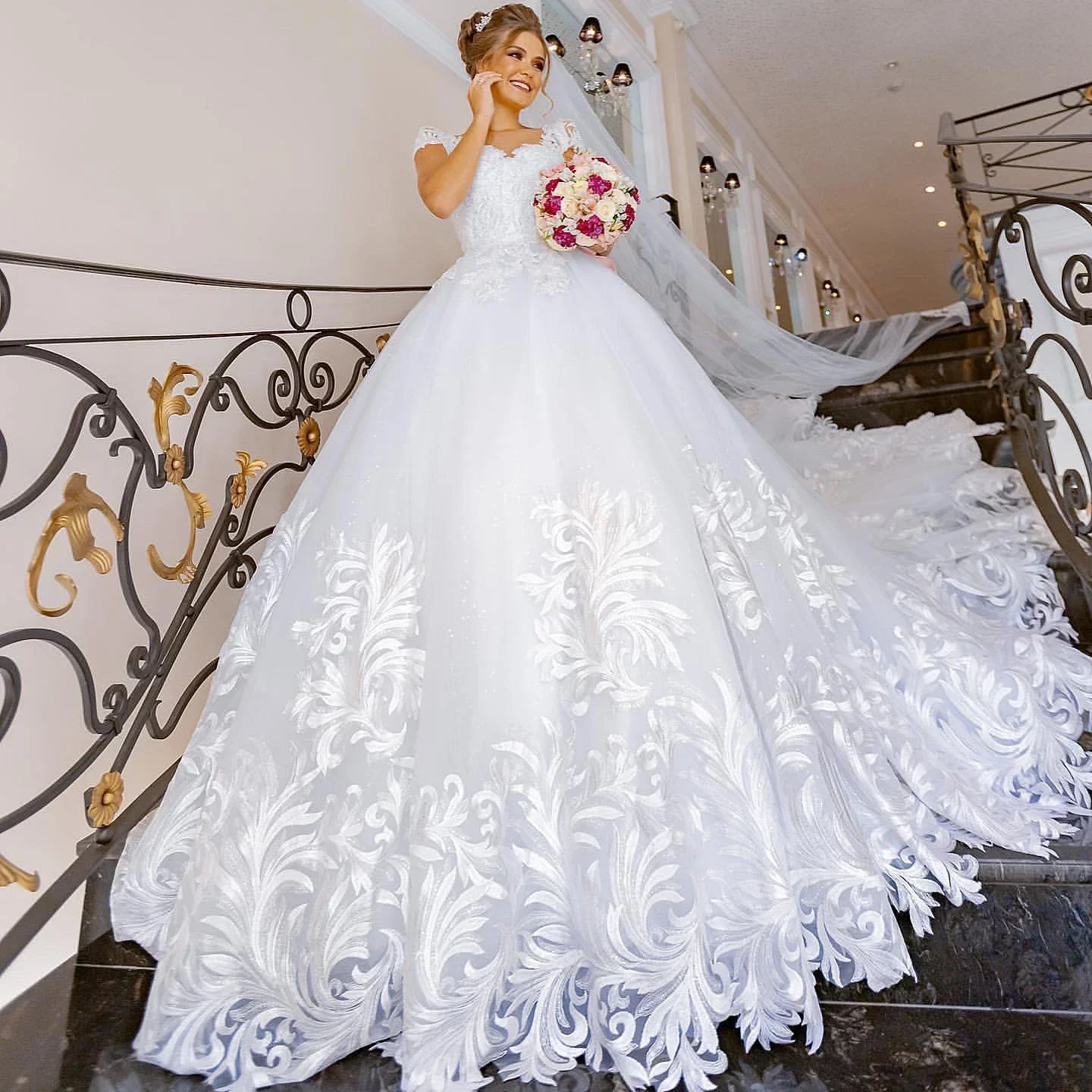 

Exquisite O Neck Princess Wedding Dresses Short Sleeves Bridal Ball Gown Dress Sparkly Appliques vestidos novias