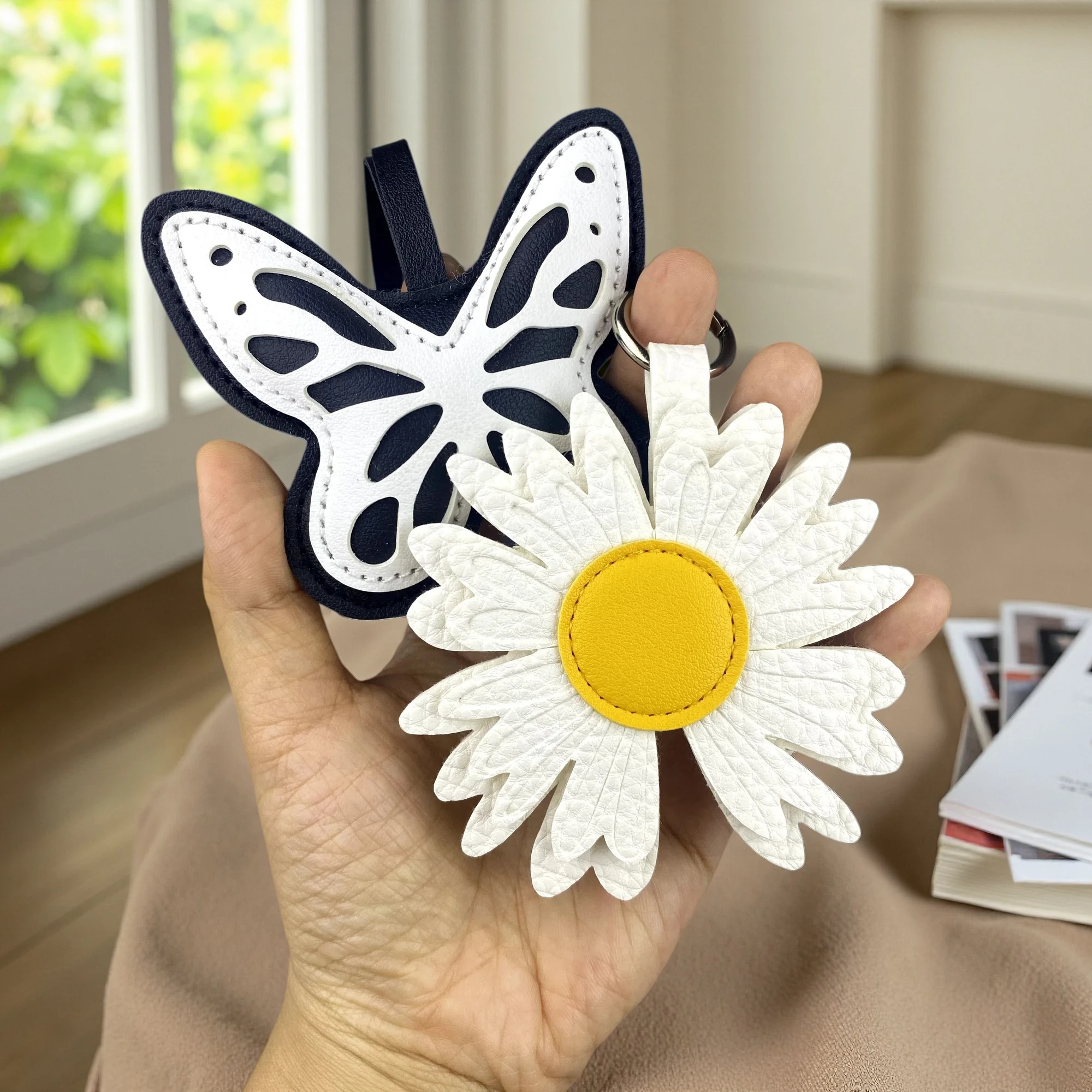 Elegante juego de llaveros y adornos para bolso con motivos florales y de mariposas, fabricados en cuero sintético, con flores y un colgante de mariposa cortado con láser, y un adorno artístico para bolso con forma de