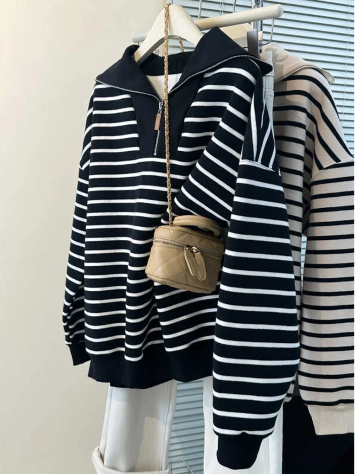 

Ретро-шик: женский тонкий свободный свитшот в полоску с молнией на воротнике в стиле Гонконг, универсальная корейская версия, весна-осень