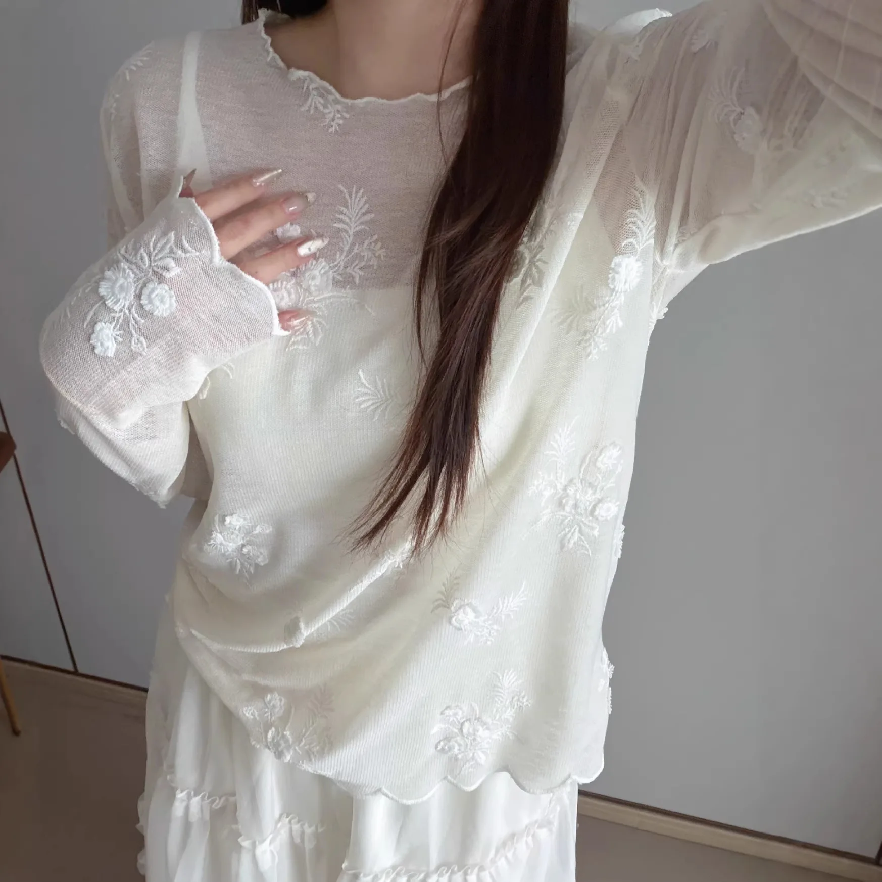 

Gentle Round Neck Lace T-shirt with Three-dimensional Floral Layering Elegant and Casual Atmosphere Top for Women