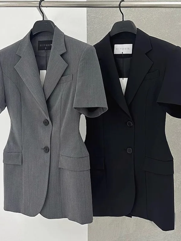 سترة نسائية قصيرة الأكمام بقصة ضيقة على الطراز الكوري أنيقة من خامة رقيقة مناسبة للعمل صيف 2025 بلون واحد