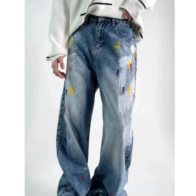 Calças jeans de perna larga estilo hip-hop com estampa de grafite e tinta, inspiradas nas ruas europeias e americanas.