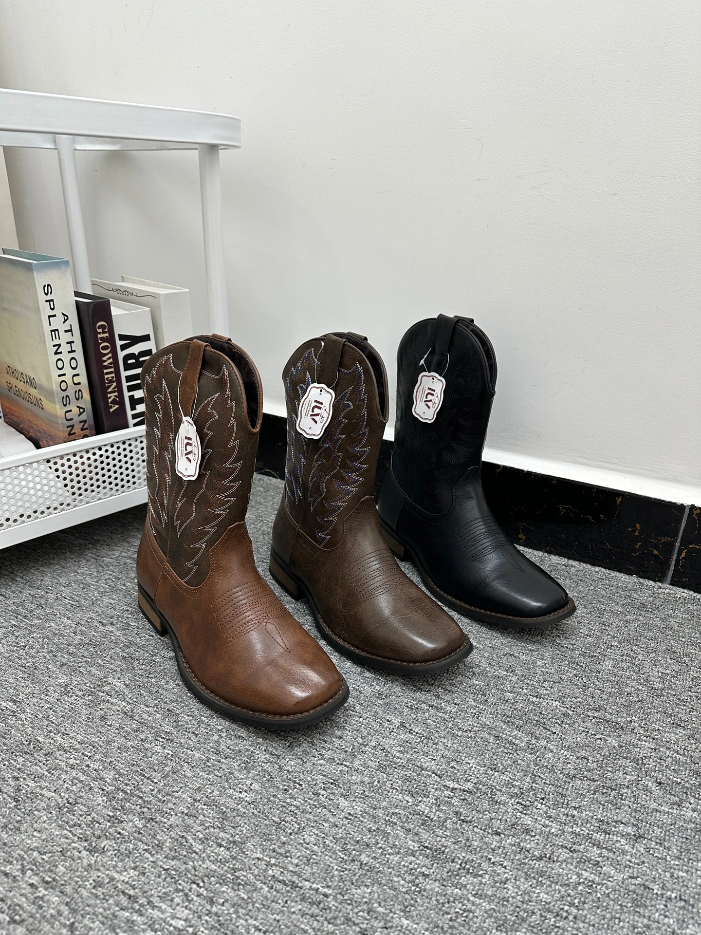 

Low-Heeled Western Boots Comfortable Retro Embroidery V-Notch Mid-Calf Boot Men's Faionable All-Season Leather Boot