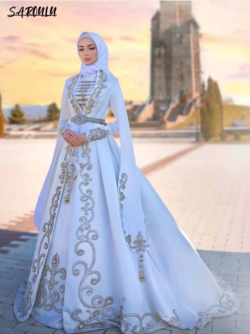 Weiße muslimische Brautkleider für Damen, Kaftan, goldene Applikationen, Ballkleid, Brautkleid mit Gürtel, Cape, lange Ärmel, individuelles Brautkleid