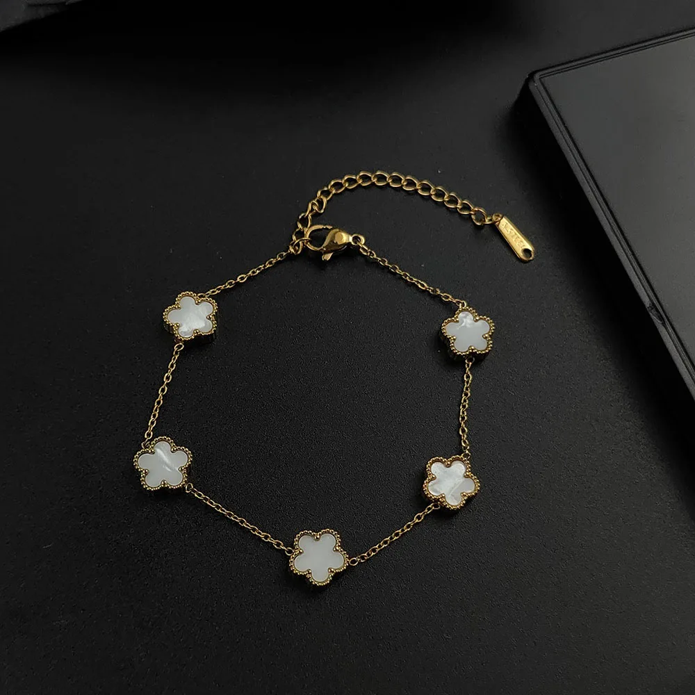 Una pulsera de oro para mujer con flores de ciruelo, única y lujosa. No es oro real, pero es muy barato.