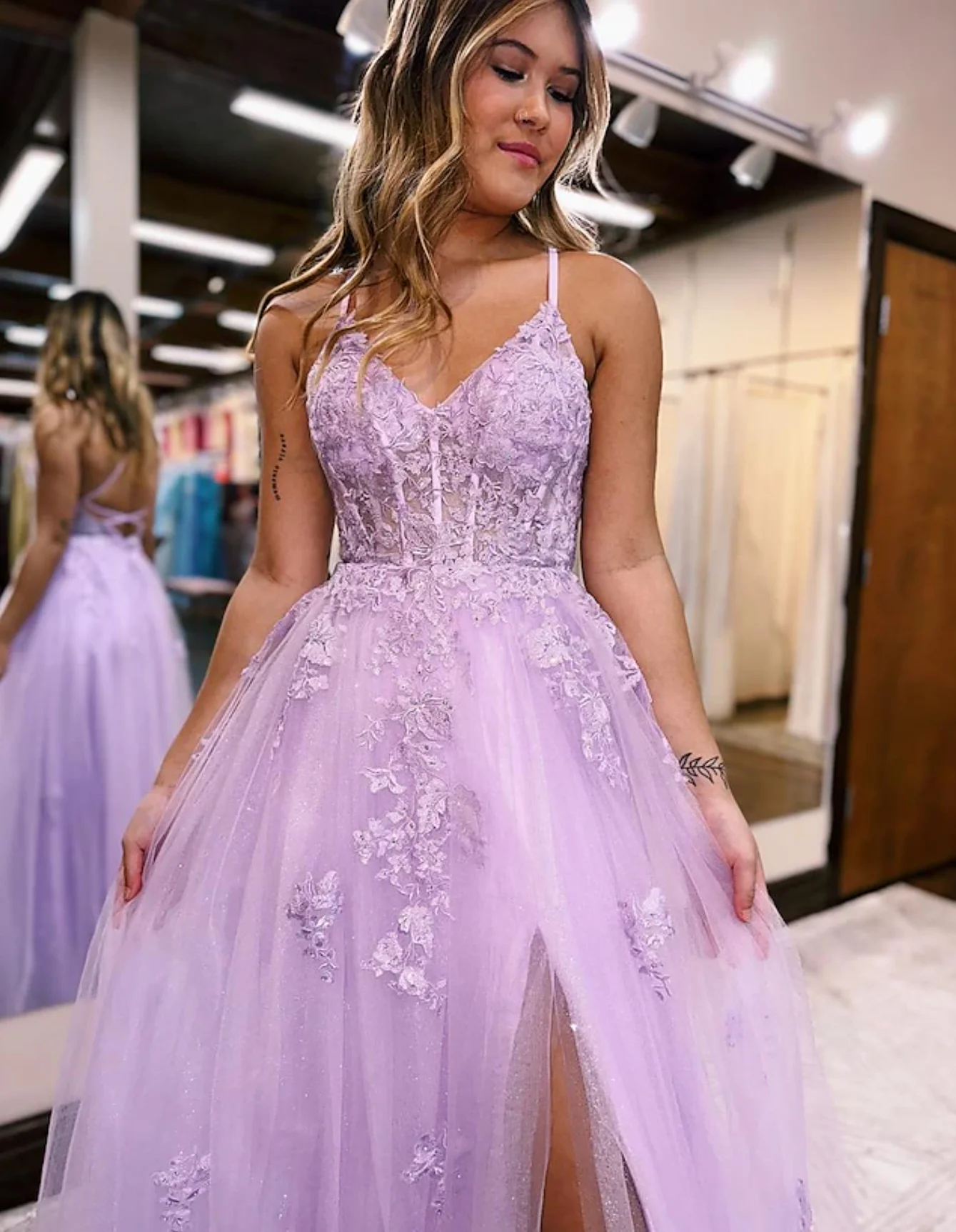 A-Line Evening Gown Open Back Dress Formal Prom Floor Length Sleeveless V Neck Tulle with Appliques