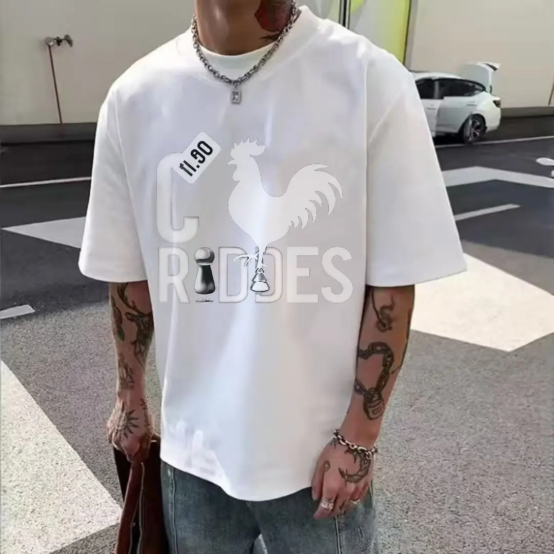 تي شيرت أبيض برقبة دائرية مع صورة ظلية لقطعة شطرنج الديك ورسومات 'CRDDS' - تي شيرت كاجوال بسيط عالي التباين لـ S العصرية #6