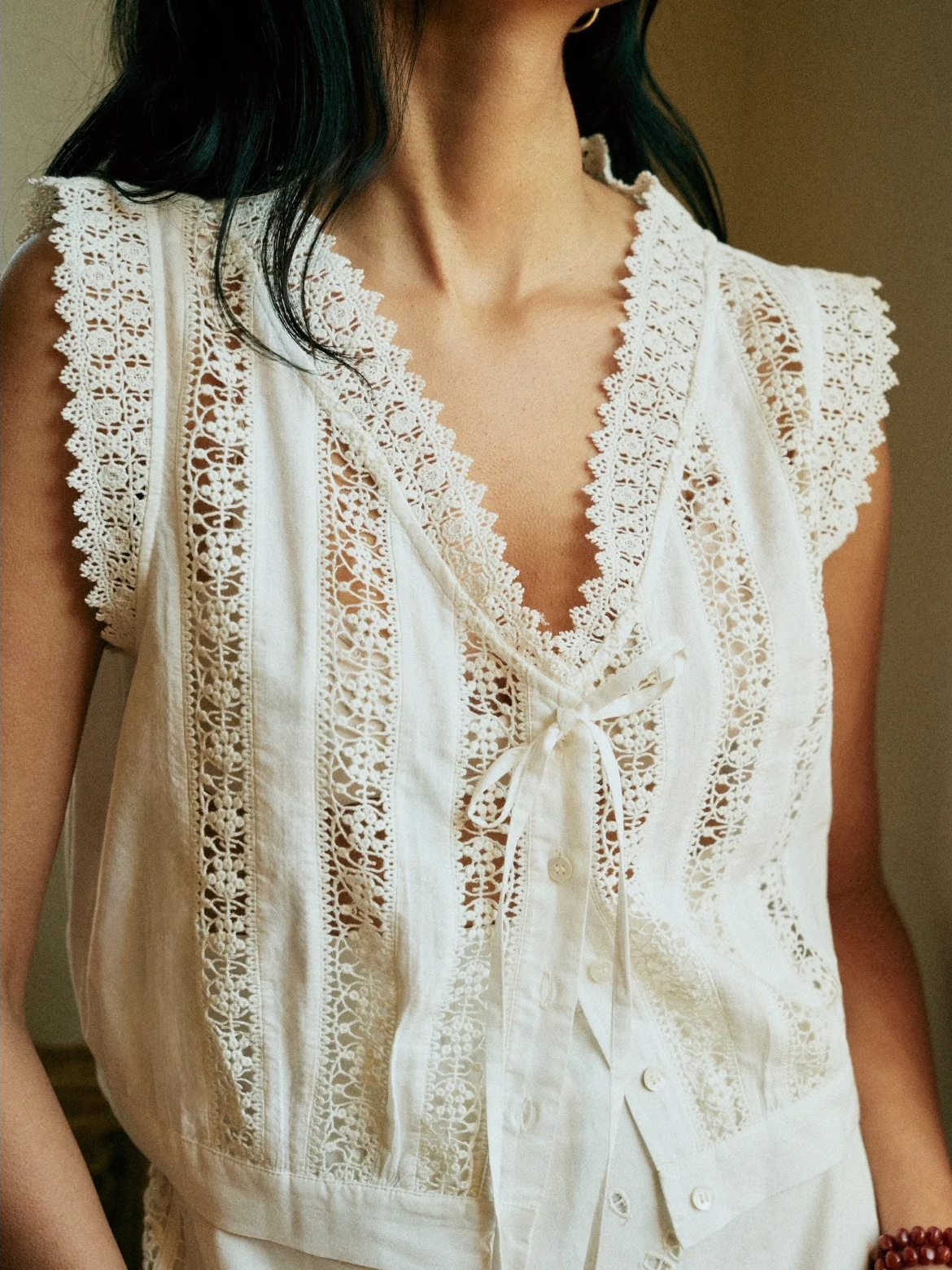 

HEIDD French Style Hollow out Embroidery Patchwork V-Neck Sleeveless Shirt Women's Regular Length Cotton Spring Summer