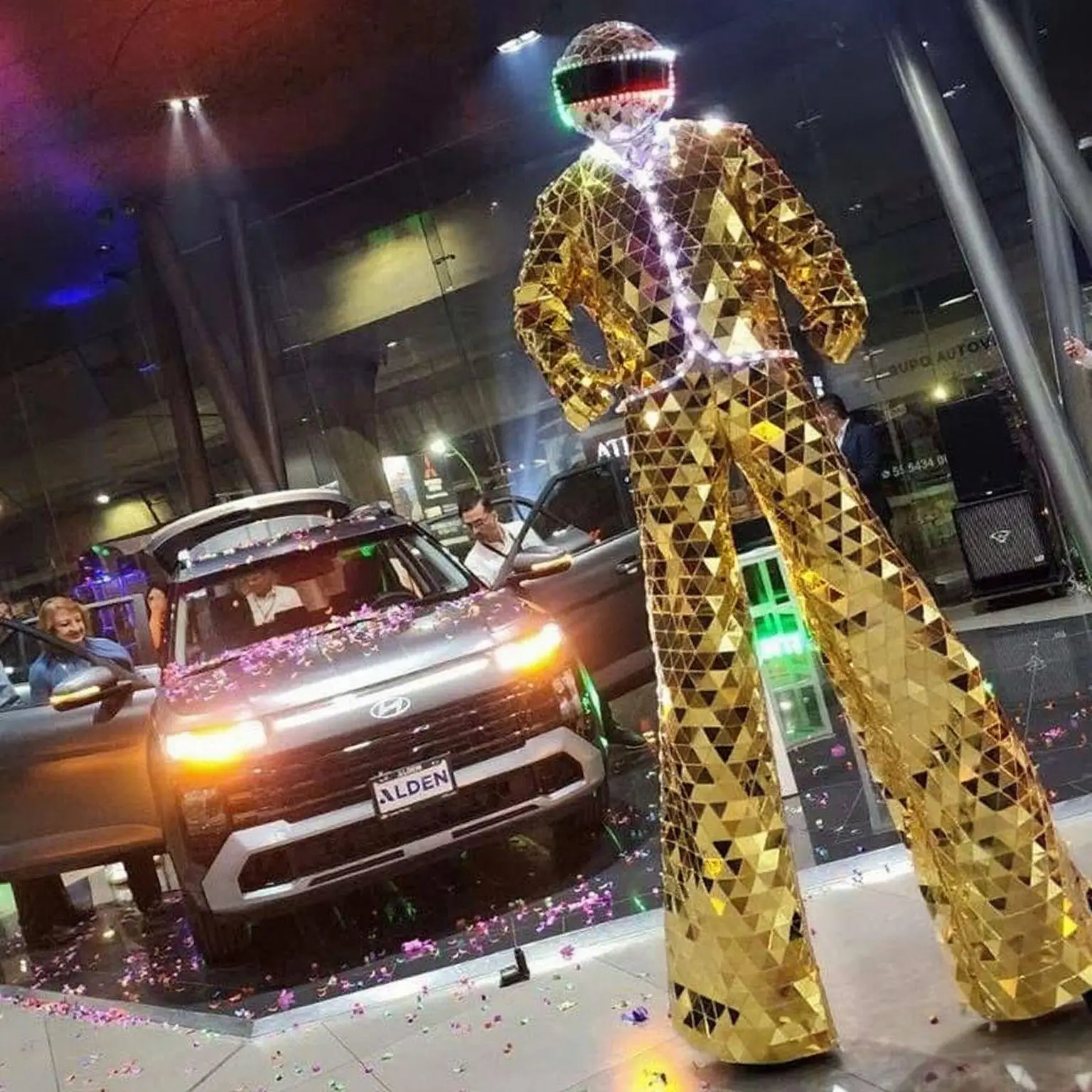 

Яркий светодиодный костюм на ходулях с золотыми линзами, светящийся наряд для карнавальной вечеринки на Хэллоуин, стиль ручной работы премиум-класса