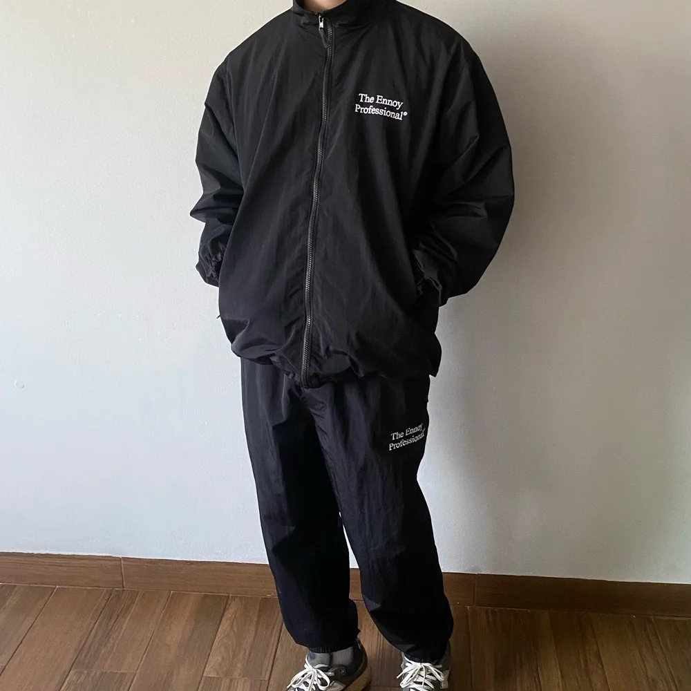 Het Ennoy Buitensportpak Japans Minimalistisch Veelzijdig Jasje + Casual Broek Met Manchet Tweedelig Pak Voor Mannen En Vrouwen