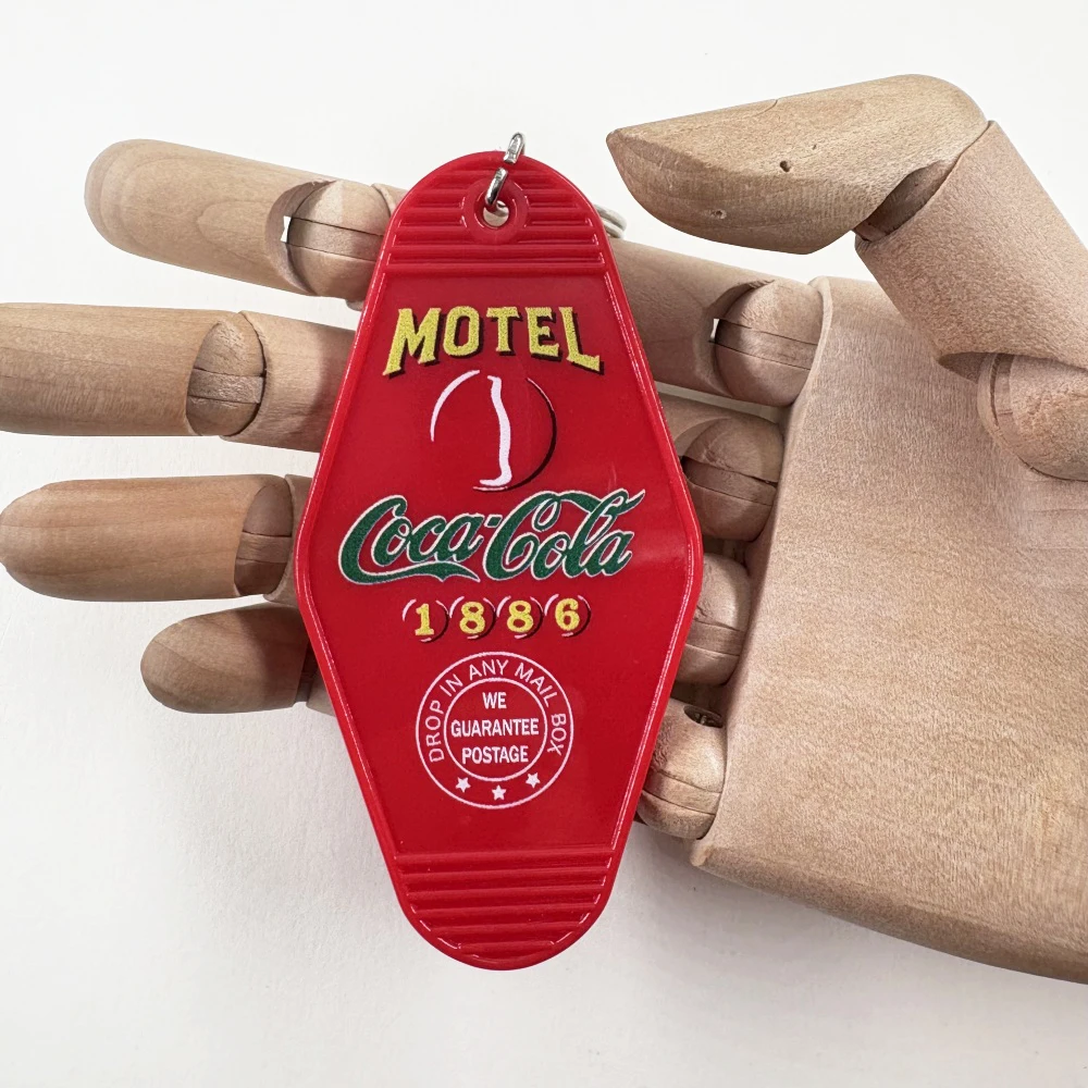 Rouge rétro américain boisson Cola en bouteilles 1886 porte-clés Soda Motel porte-clés marque créative sac pendentif décoration