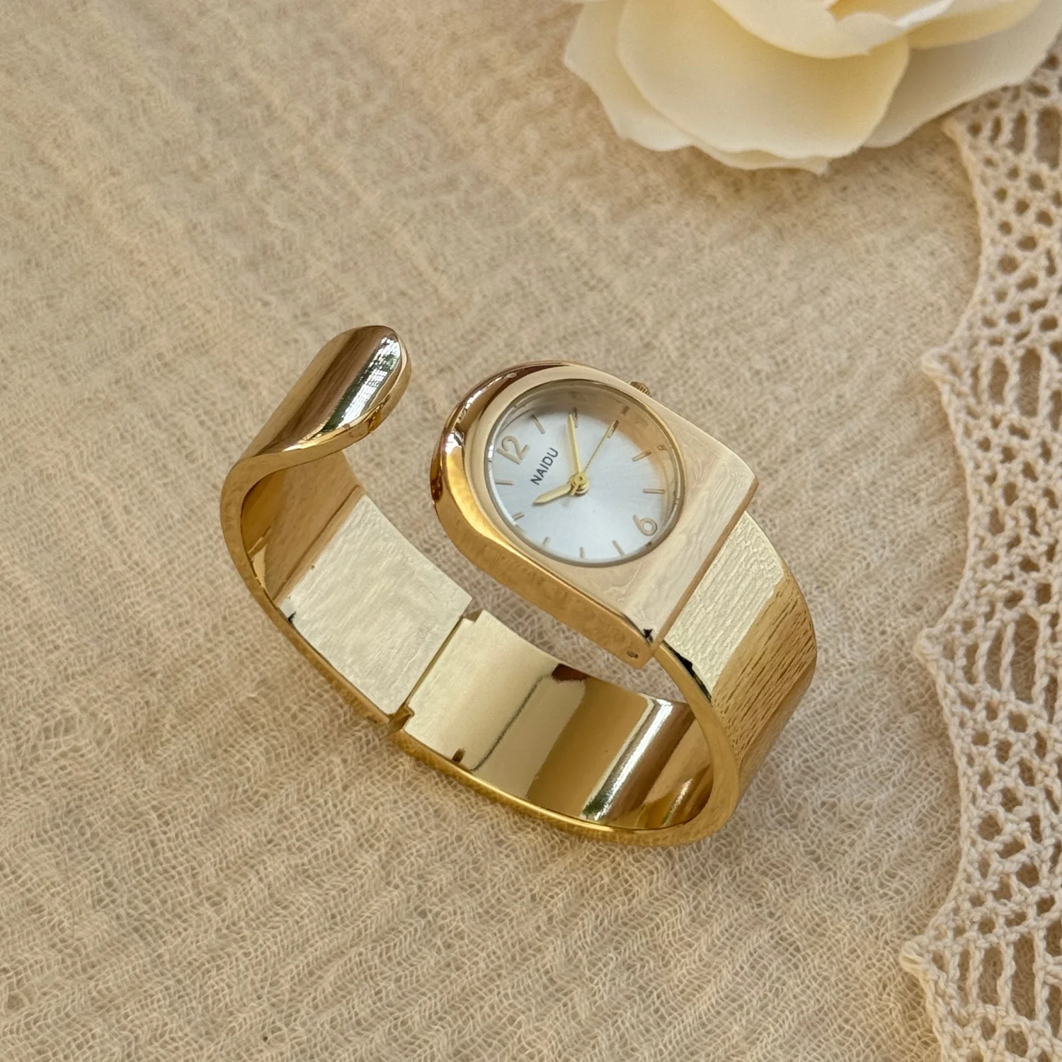 Elegant Women's Quartz Watch Gold Unique Clunky-Style Bracelet Watches Woman Timepiece Fashionable Wristwatches Hot Sale Relogio