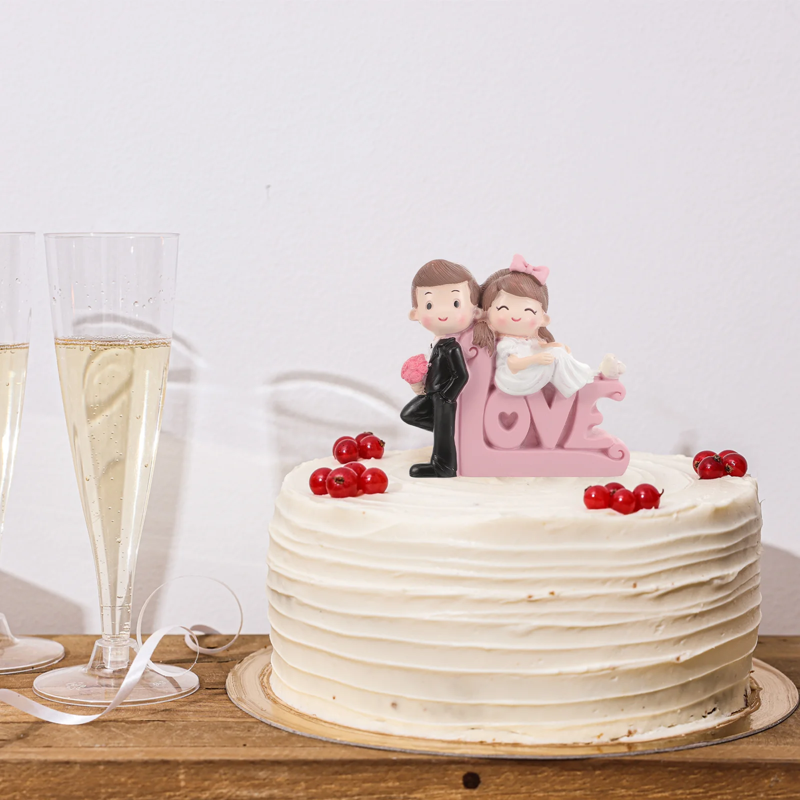 

Natural Resin Bride Groom Motorcycle Cake Topper Romantic Couple Sculpture for Wedding Cake Decoration Proposal