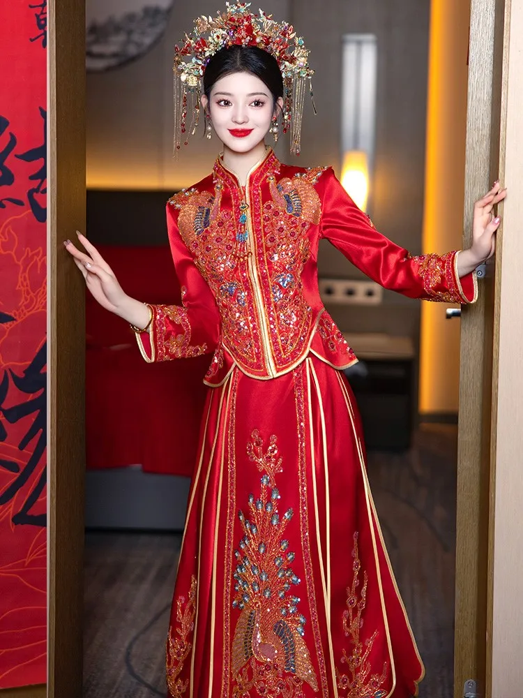 The bride's new Chinese-style wedding dress is a dragon and phoenix gown thin style for ceremony