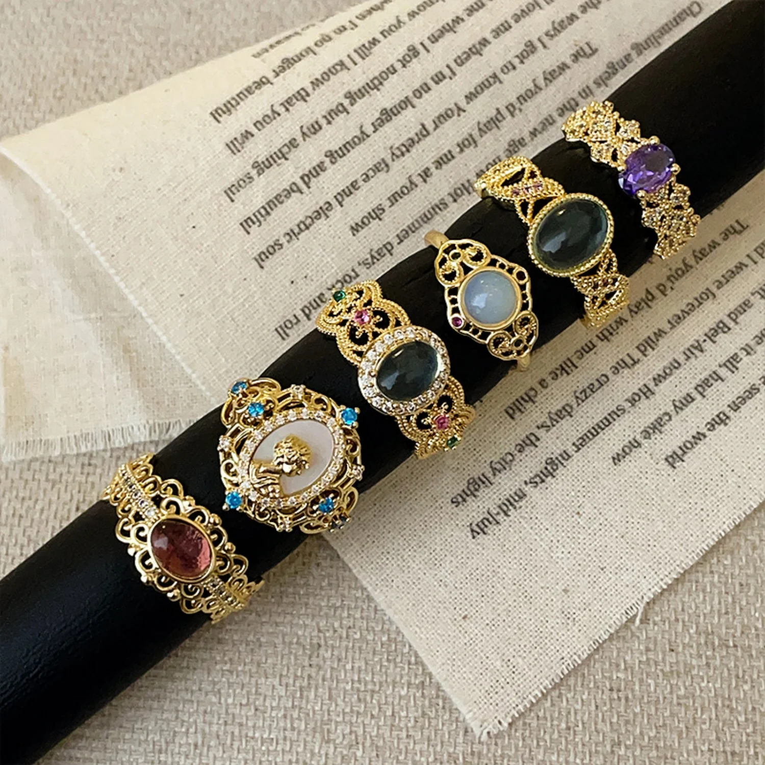 

Винтажное кольцо «Королева» с белым перламутром и кристаллами, ажурное, уникальное ювелирное украшение