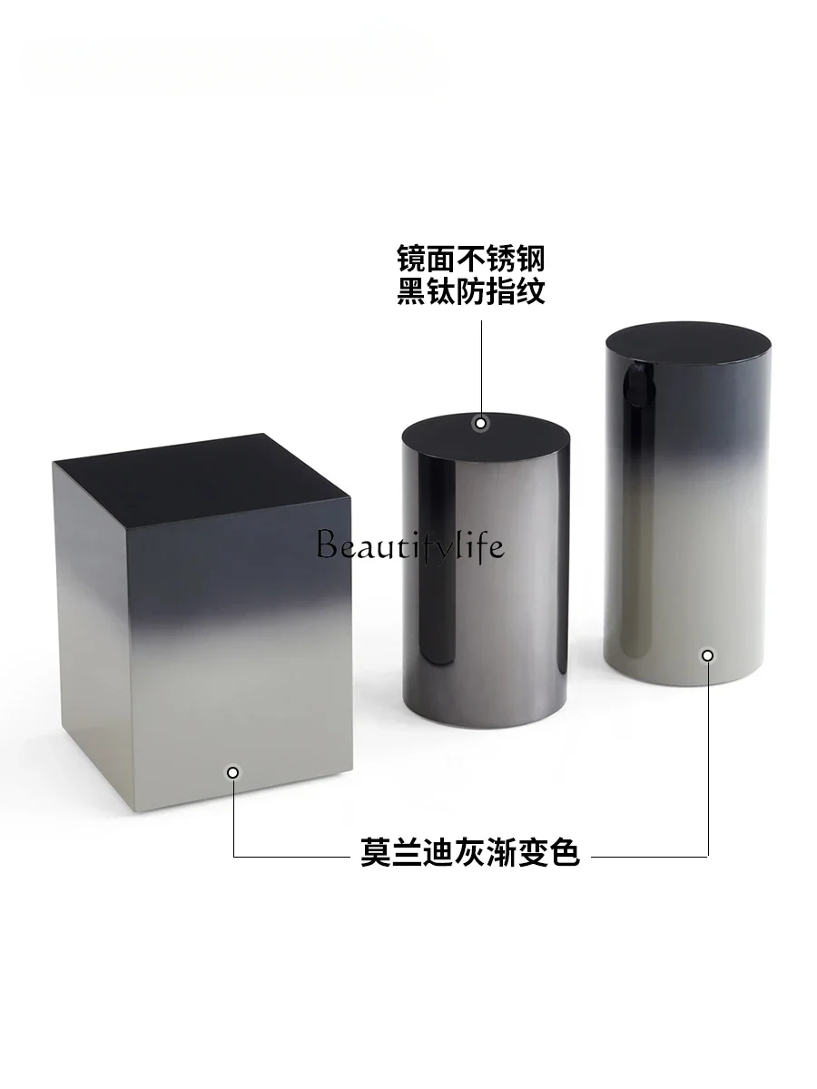 أريكة غرفة المعيشة بجانب عدد قليل من طاولات القهوة الصغيرة المنقولة