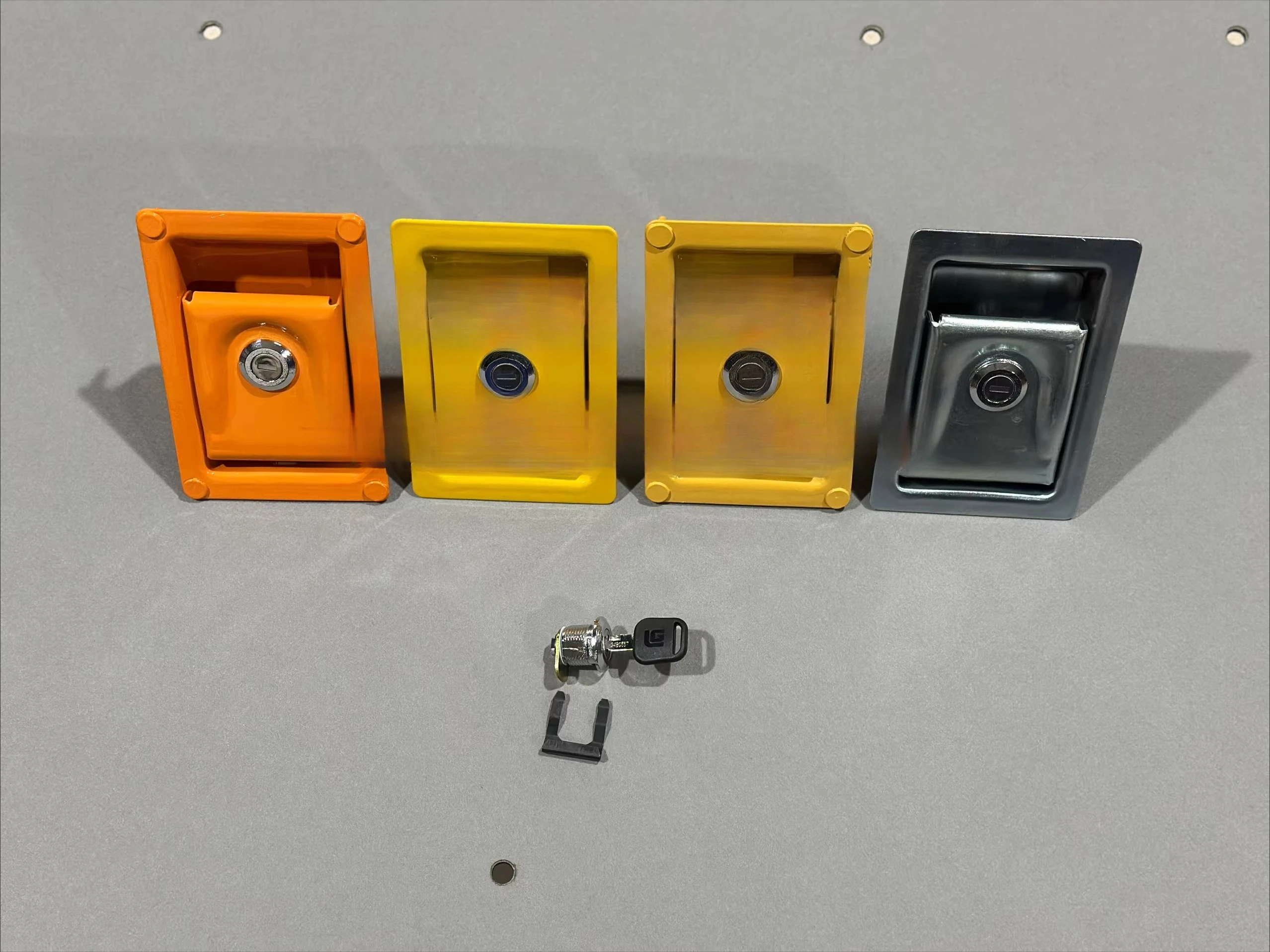 

Замок боковой двери/ящика для инструментов для экскаваторов Liu Gong LG906, 907, 908, 915D, 920D, 922D, 925, 936 (1 шт.)