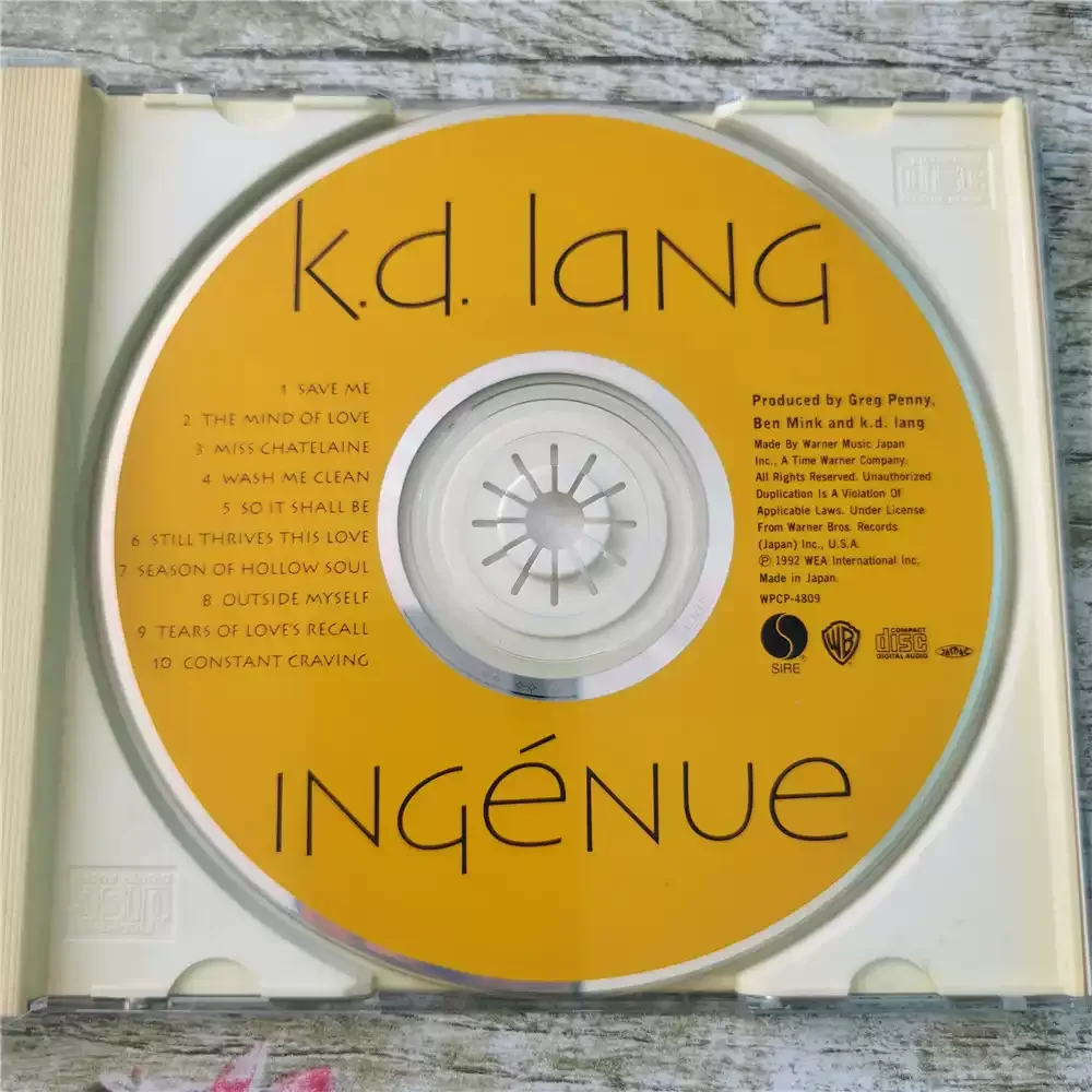 ซีดี เค.ดี. ผลงานที่เป็นตัวอย่างของแลง อินเจนู คือเพลงที่มีเนื้อหาสำหรับผู้ใหญ่/เพลงคันทรี่ป็อป ผสมผสานระหว่างเสียงร้องแบบโฟล์คที่นุ่มนวลและเนื้อเพลงแบบแจ๊ส