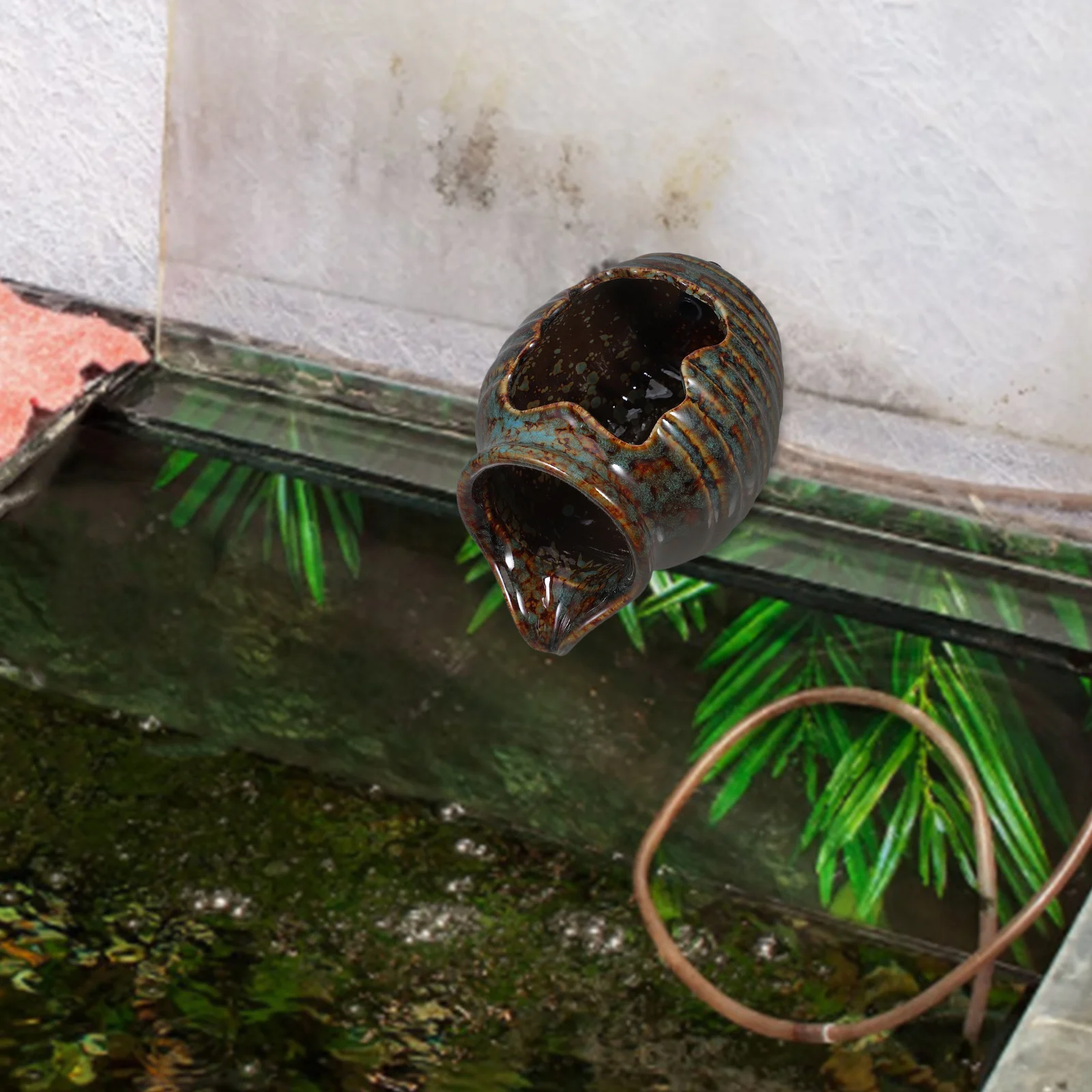 Caratteristica di circolazione dell'acqua in ceramica con fontana paesaggistica per giardino, patio, balcone, cascata decorativa rilassante per interni ed esterni