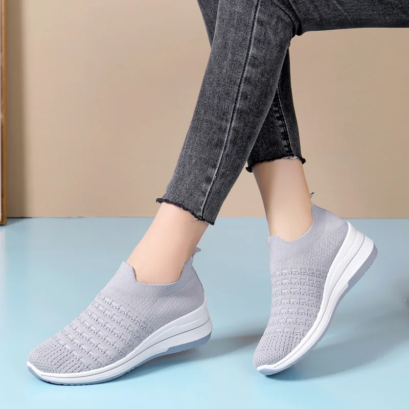 Sepatu sneakers wanita, sepatu kets kasual jala bernafas sol lembut nyaman modis 2024