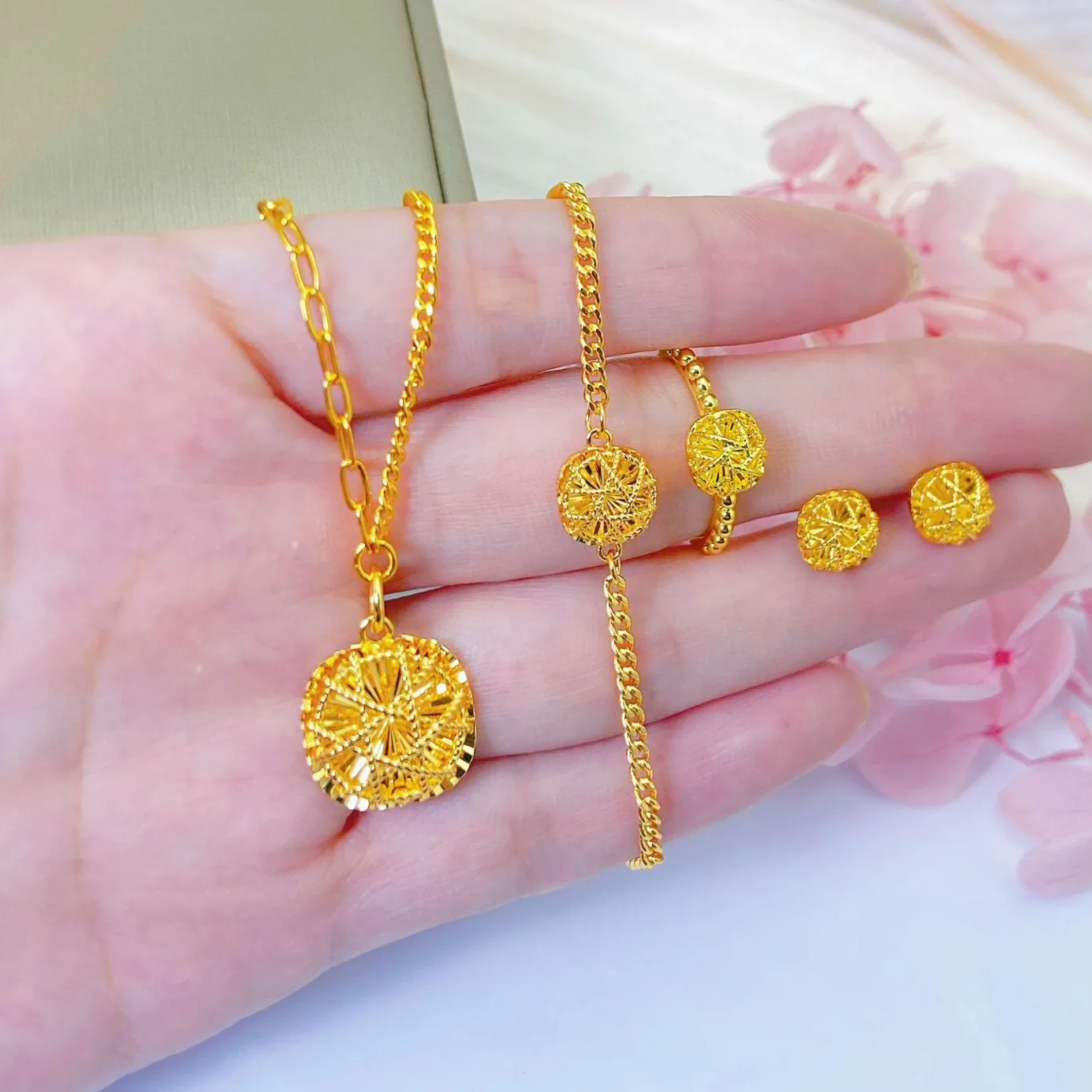 

Brilliant Gold 18 K Color Sparkling Sugar Pendant Necklace for Women Shiny Bracelets Ring Chain Sets Jewelry Gifts