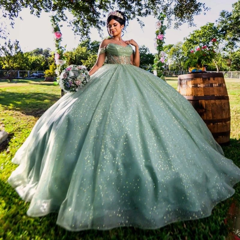 Abiti stile Quinceanera verde salvia lucido Abito da ballo con spalle scoperte Perline Tull Party Compleanno Sweet 16 Dress Abiti 15 De Anos