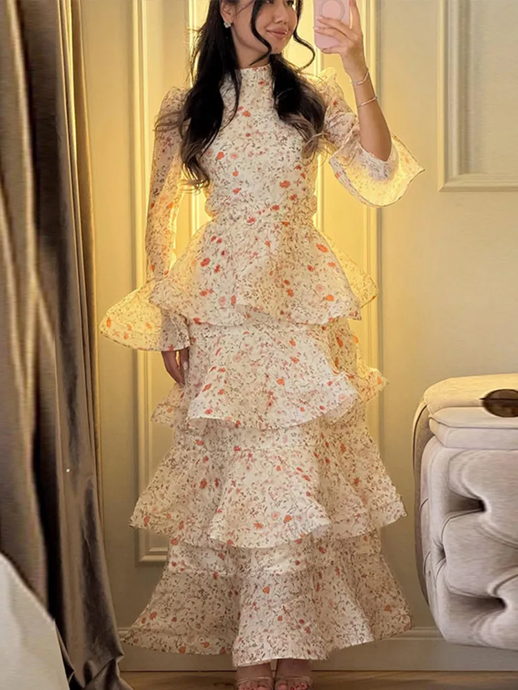 Blumiges, kaskadenförmig gerüschtes langes Kleid aus Organza mit Schnürung, Stehkragen und langen Ärmeln, A-Linien-Kleider für den Sommerurlaub 2026, Strandroben