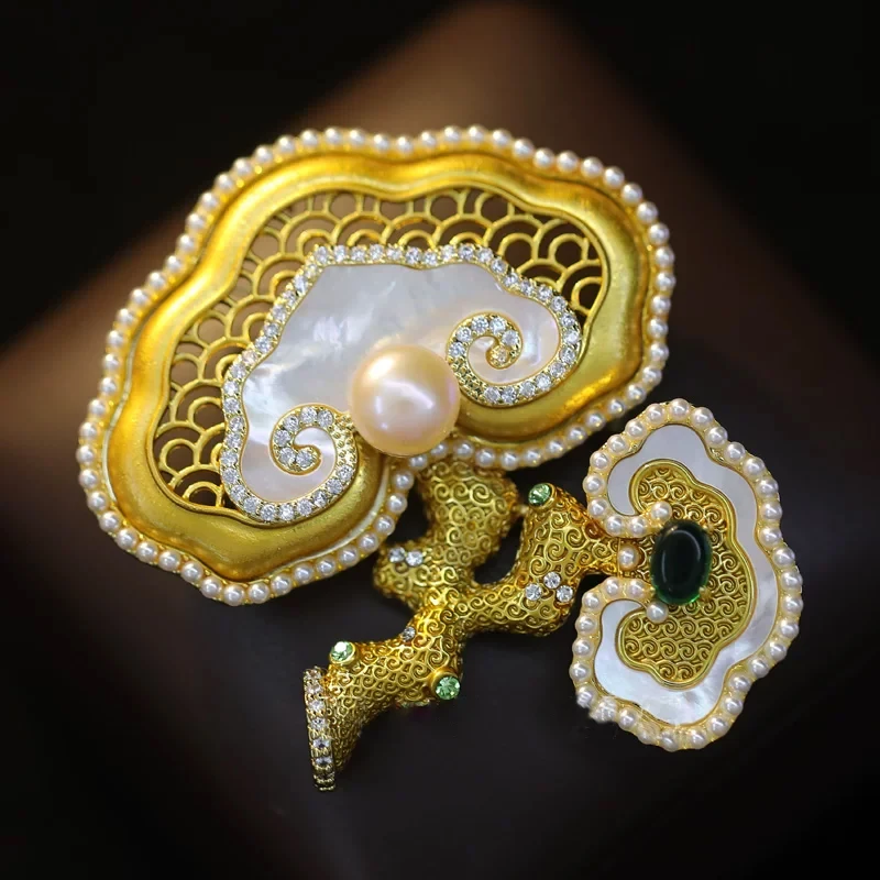 OKILY Ethnic Hollow Auspicious Cloud Pattern Ganoderma Lucidum Brooches Natural Fritillary Retro High-end Pins for Women Broche