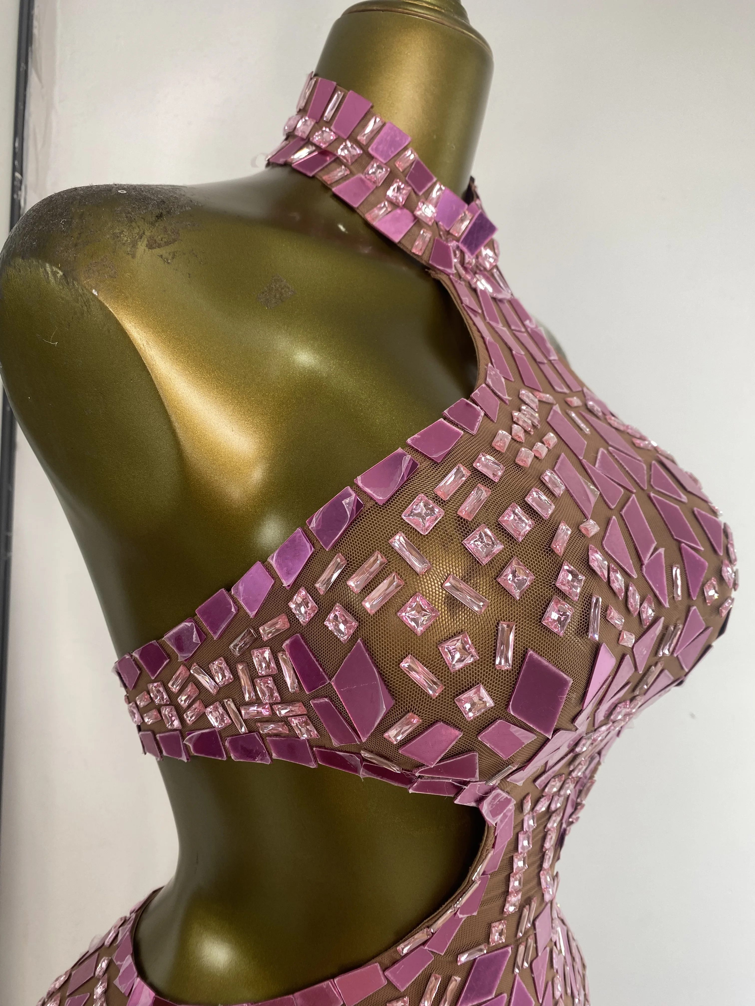 반짝이는 핑크 플렉시글라스 꽃잎 모양 라인스톤 메쉬 바디콘 미니 드레스 섹시한 홀터 컷아웃 Y2K 이브닝 클럽 파티 드레스 도매