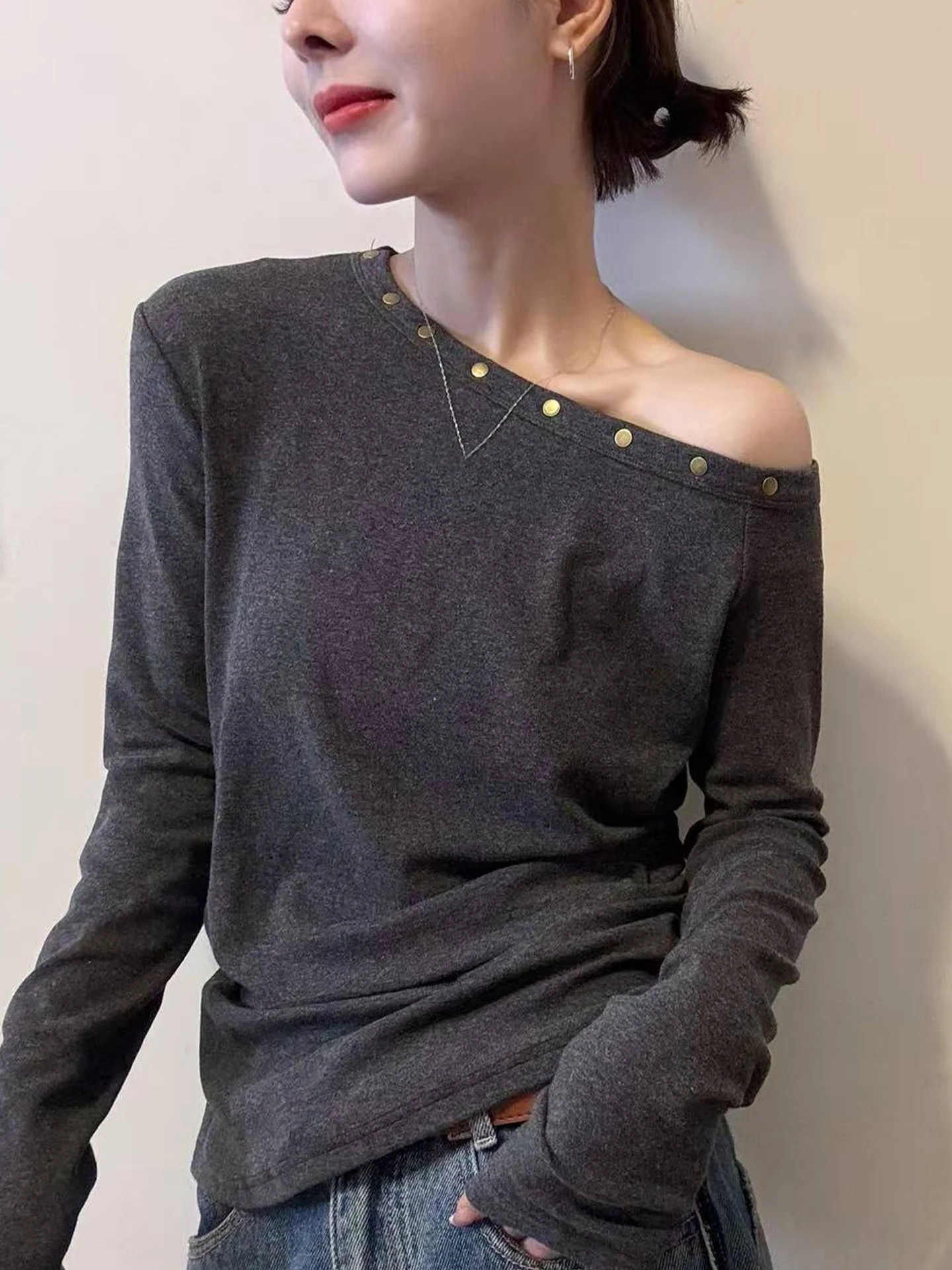 Fall 2025 oulder Bared Long Sve Vintage T irt Slimming Trendy Top Elegance High End Base irt Simple Small irt