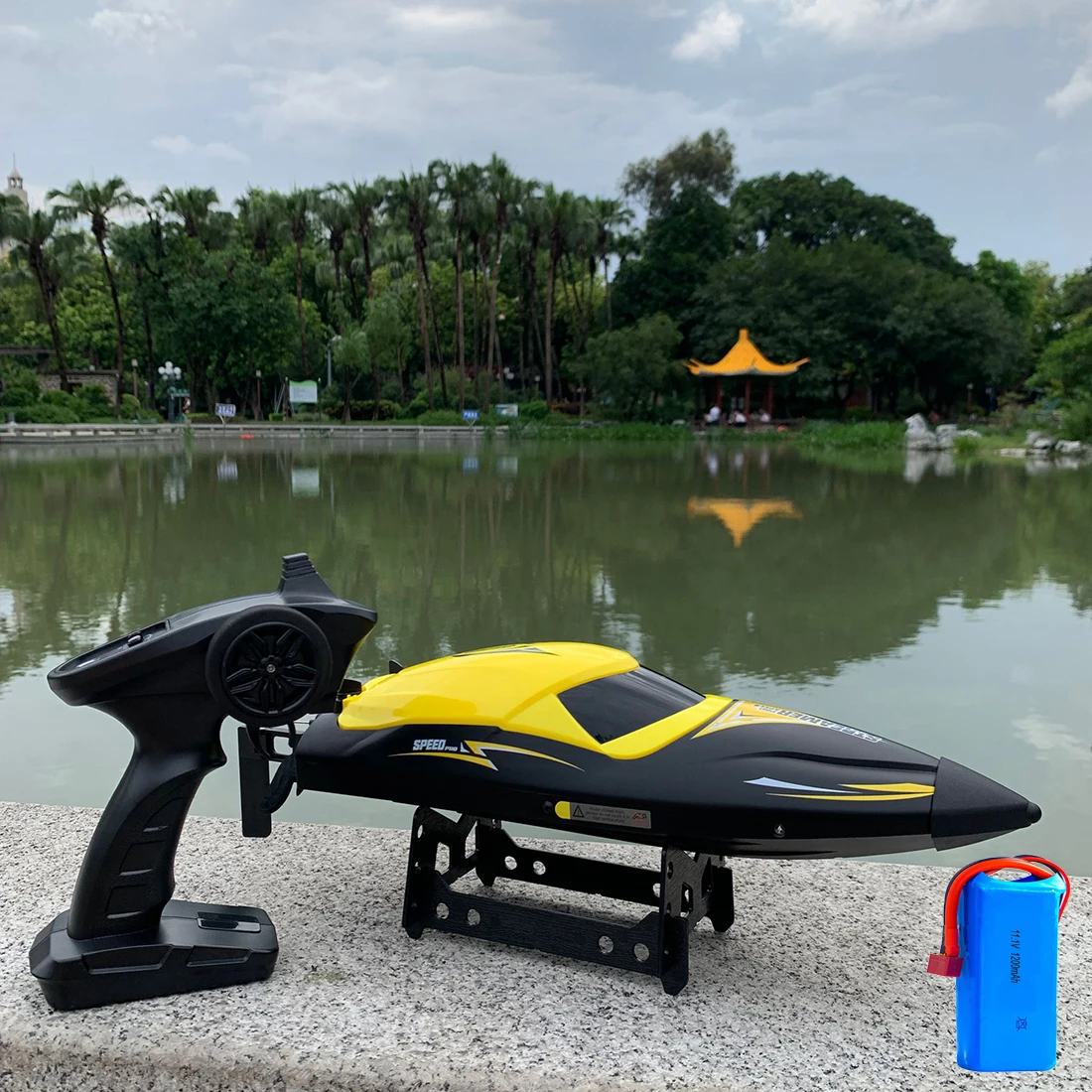 

2104 Large Remote Control Boat Updated Battery For Adults 35km/h With Led On Lake Pool Brushless Motor Fast 2.4g Watercraft